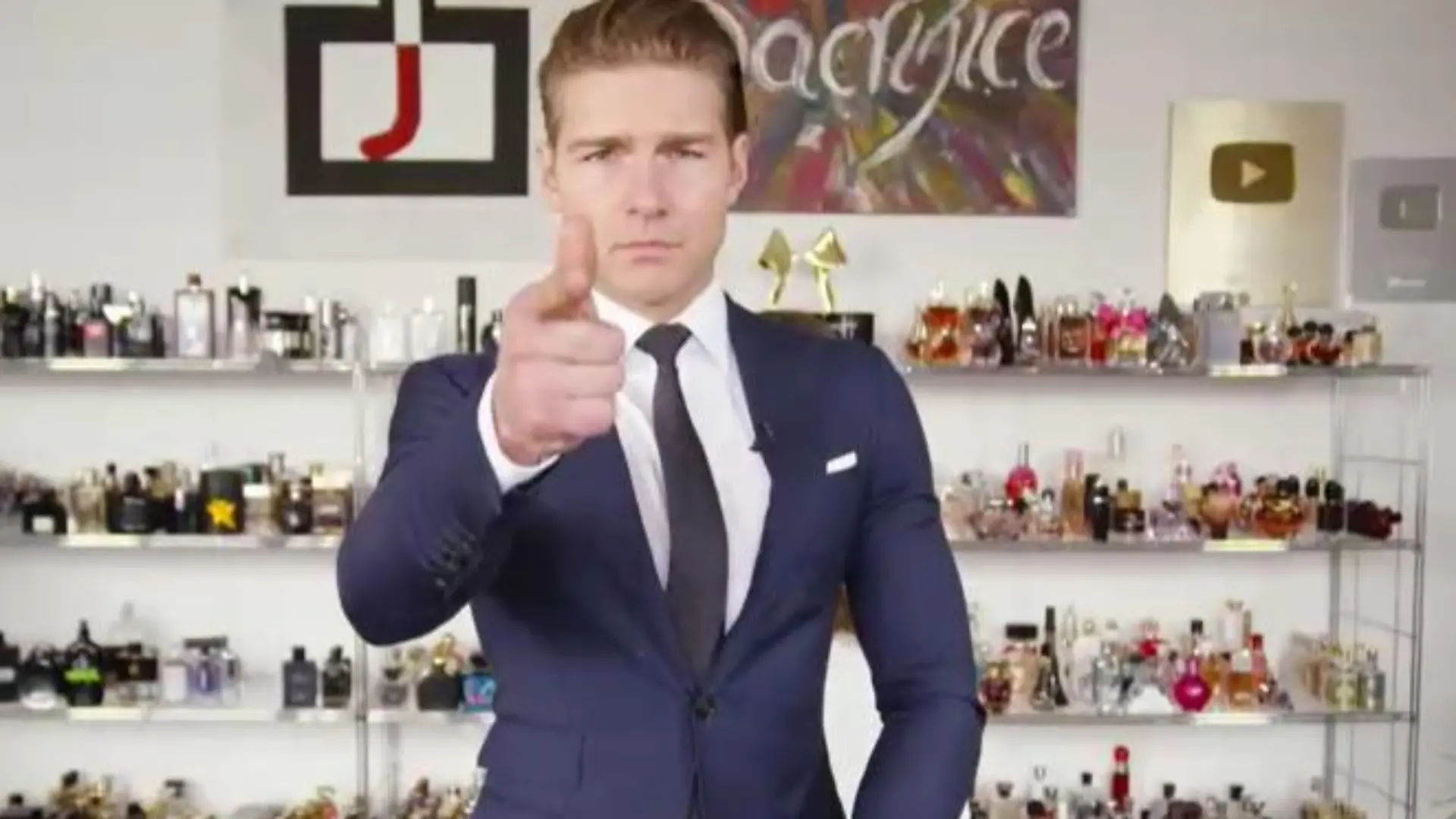 Jeremy Fragrance vor seiner Youtube-Filmkulisse.