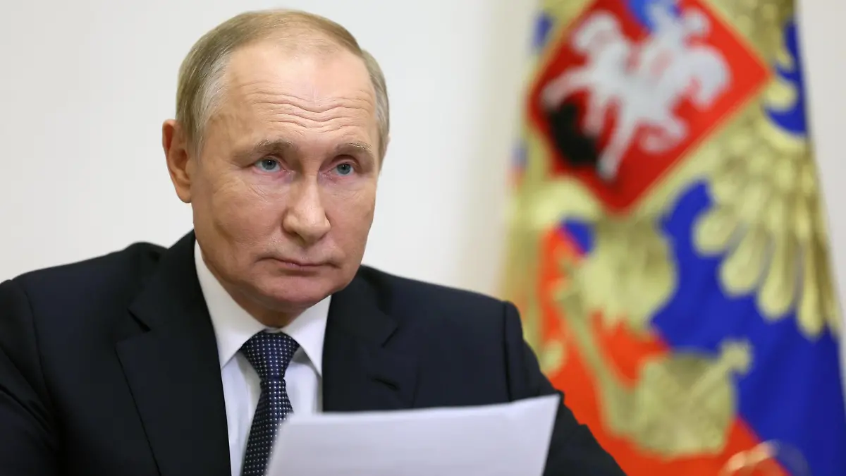  Russia Putin 8300573 21.10.2022 Russian President Vladimir Putin meets with Governor of Magadan Region Sergey Nosov via a video conference call at the Novo-Ogaryovo state residence, outside Moscow, Russia. Gavriil Grigorov / POOL Novo-Ogaryovo Moscow region Russia PUBLICATIONxINxGERxSUIxAUTxONLY Copyright: xGavriilxGrigorovx