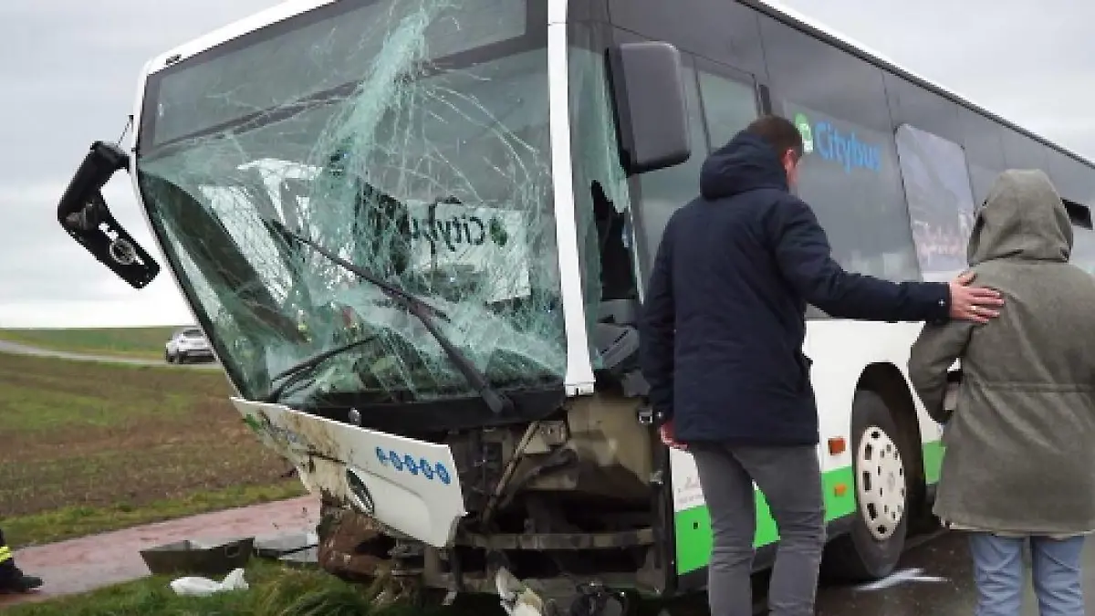 Bei einem Unfall eines Schulbusses bei Bad Waldsee in Baden-Württemberg sind mindestens 19 Menschen verletzt worden.