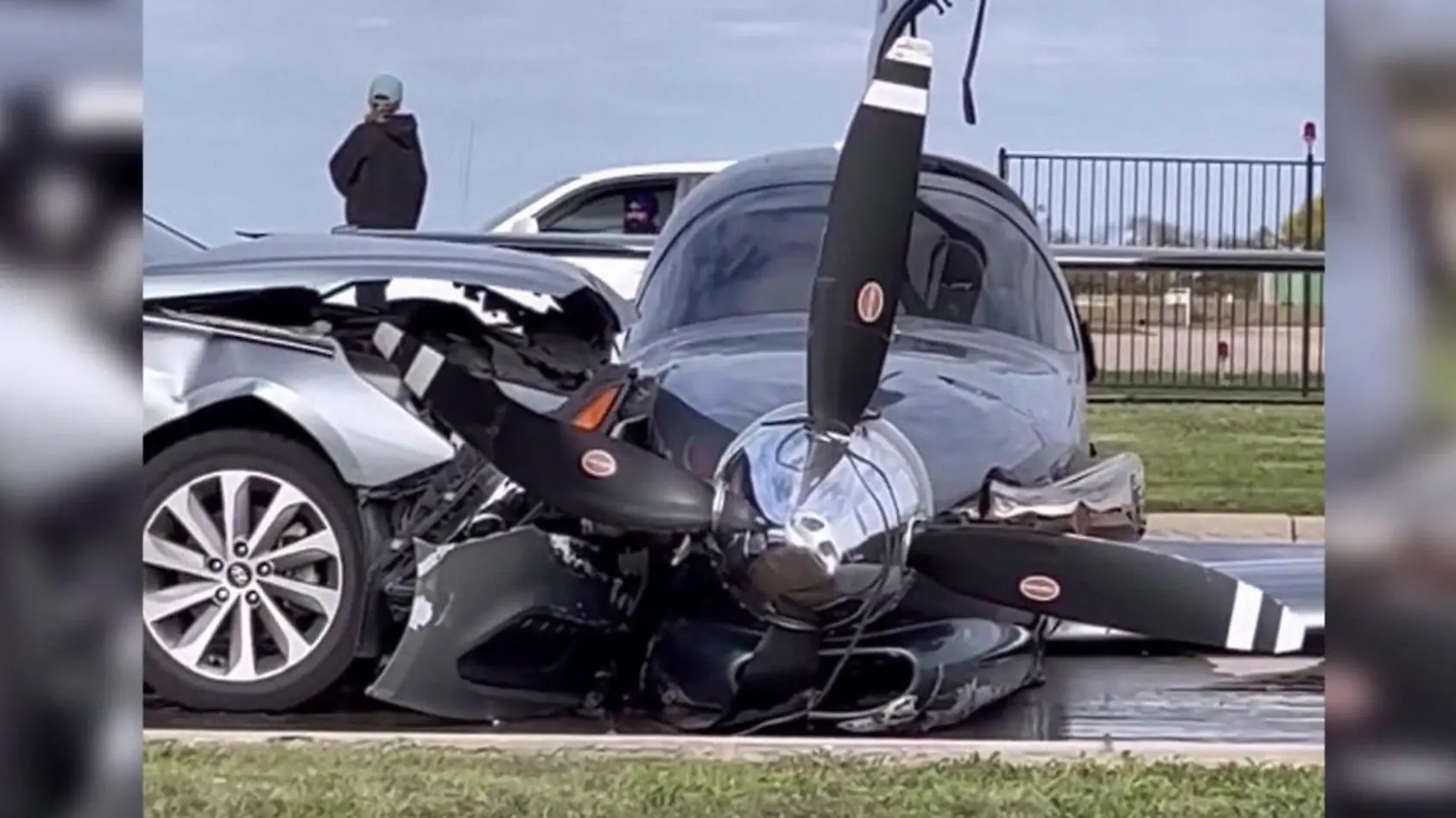 Flugzeug crasht in Auto