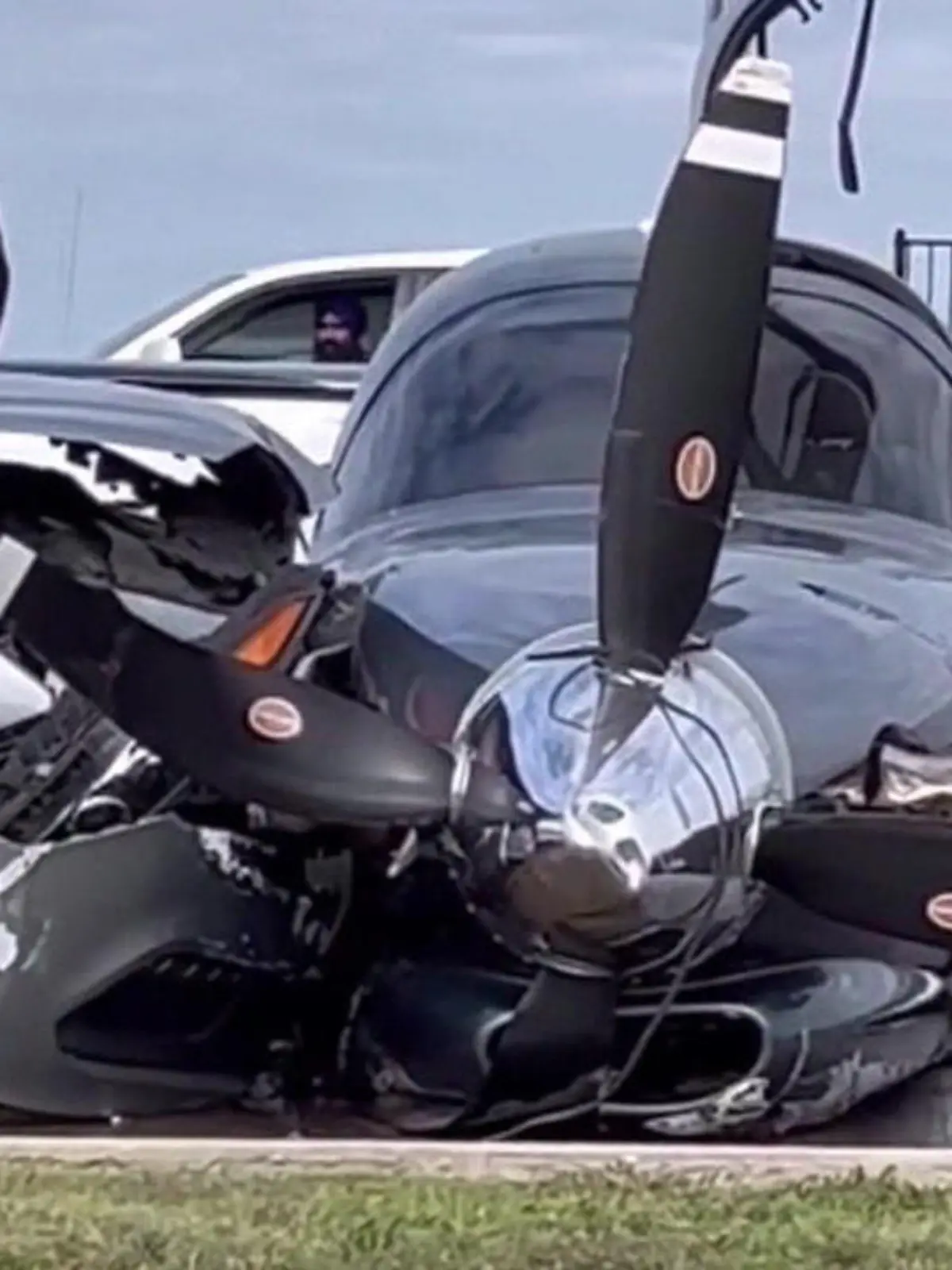Mit solch einer Begegnung im Straßenverkehr rechnet man normalerweise nicht. Bei deisem spektakulärer Landeanflug in Texas rast ein Flugzeug in ein Auto. Wie es dazu kommen konnte, seht ihr im Video.