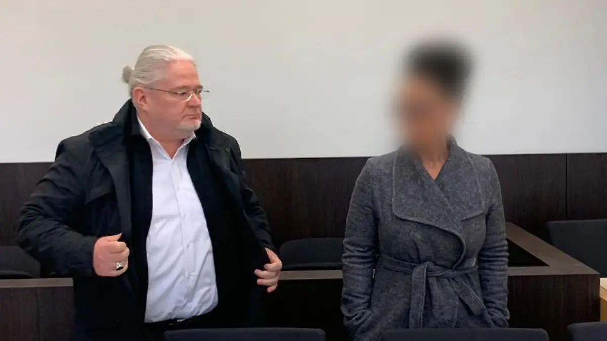13.11.2023, Düsseldorf: Die Angeklagte ( r) steht am Montag in einem Saal des Düsseldorfer smtagerichts neben ihrem Anwalt Murat Sertsöz (l.). Ihr wird unter anderem fahrlässige Tötung und Unfallflucht vorgeworfen. Foto: Martin Höke/dpa +++ dpa-Bildfunk +++