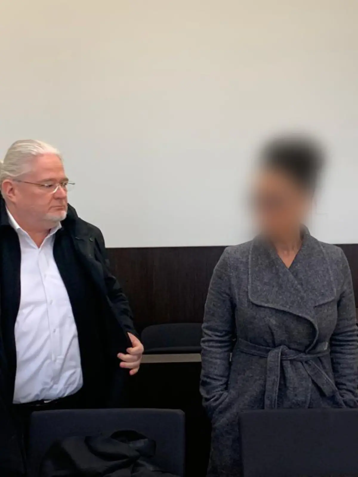 13.11.2023, Düsseldorf: Die Angeklagte ( r) steht am Montag in einem Saal des Düsseldorfer smtagerichts neben ihrem Anwalt Murat Sertsöz (l.). Ihr wird unter anderem fahrlässige Tötung und Unfallflucht vorgeworfen. Foto: Martin Höke/dpa +++ dpa-Bildfunk +++
