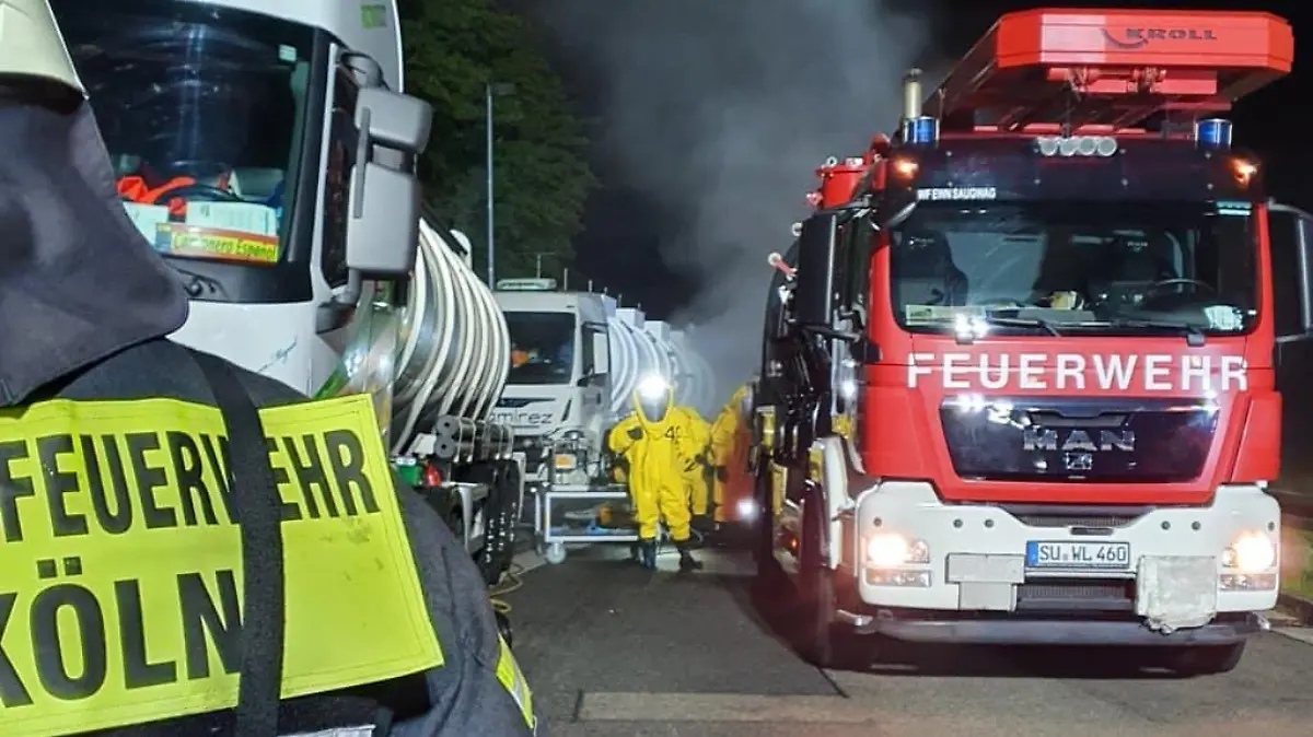 Die Feuerwehren Köln und Rösrath im Einsatz wegen ausgetretener Salzsäure. (Foto: Facebook Feuerwehr Köln)