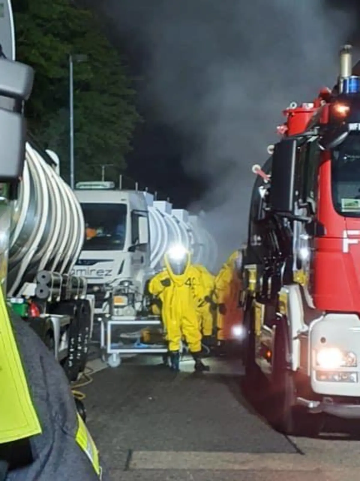 Die Feuerwehren Köln und Rösrath im Einsatz wegen ausgetretener Salzsäure.  (Foto: Facebook Feuerwehr Köln)
