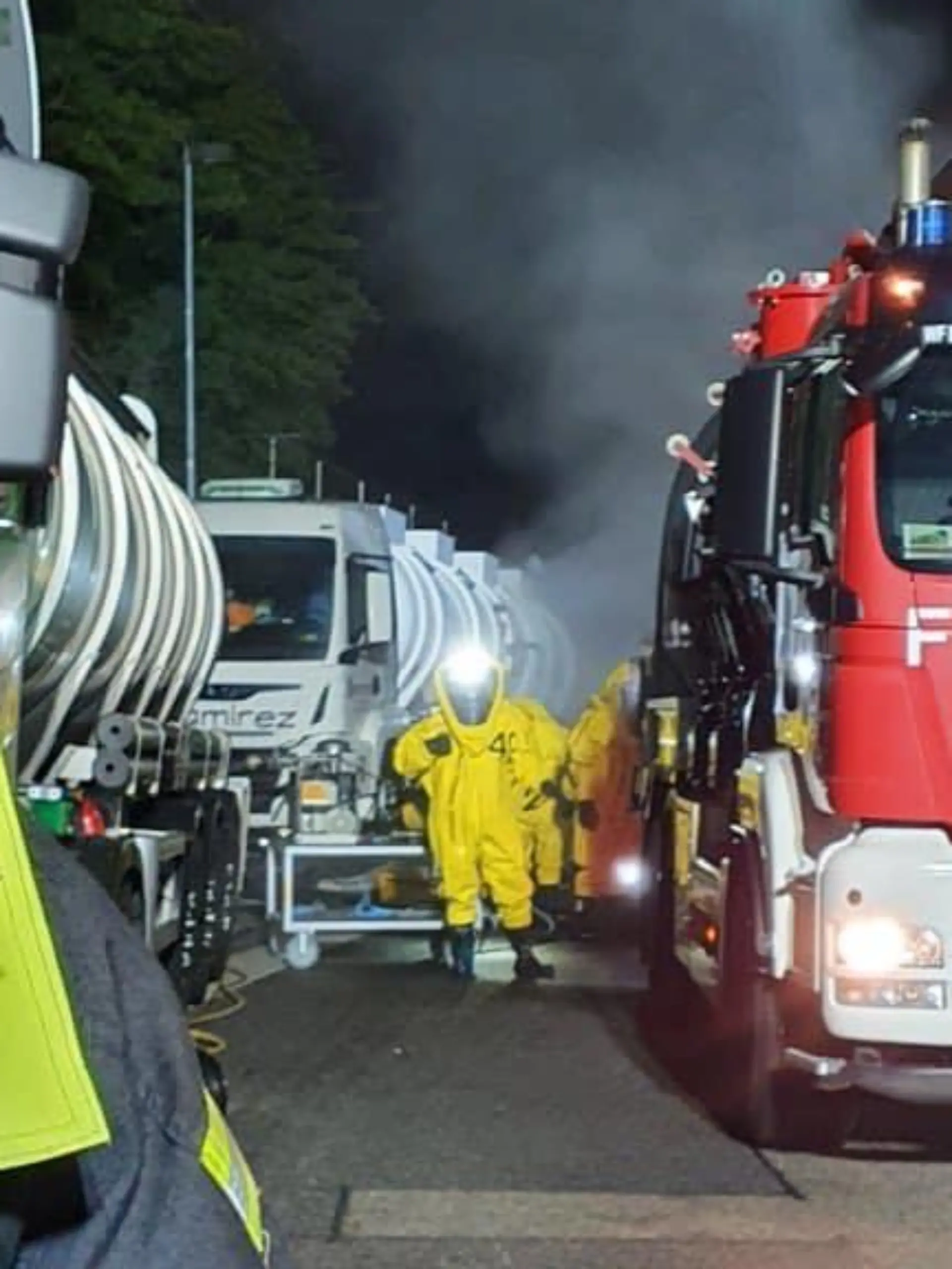 Die Feuerwehren Köln und Rösrath im Einsatz wegen ausgetretener Salzsäure.  (Foto: Facebook Feuerwehr Köln)