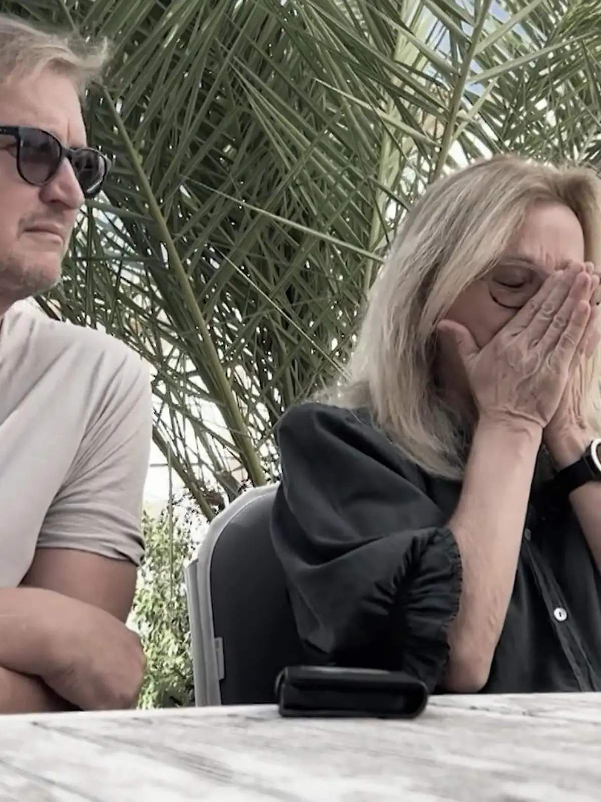 Eine scheinbar harmlose Vitamin-Infusion verändert Michael und Doris Oehmkes Leben komplett. Beide arbeiten viel und sind oft ausgelaugt. Sie wollen sich mit einer Vitamin-Kur besser fühlen und vereinbaren einen Termin. Doch dann der Schock! Irgendetwas stimmt nicht. Den Eheleuten geht es zunehmend schlechter. Doris kann nicht mehr aufhören zu erbrechen. Auch Tage später haben sie starke Beschwerden. Ein Bluttest zeigt: Doris Oehmke hat eine Selen-Vergiftung. Ihr Wert liegt bei 568. Normalerweise liegt dieser zwischen 90 und 120. Doch schuldig möchte sich bei diesem Vorfall niemand bekennen.