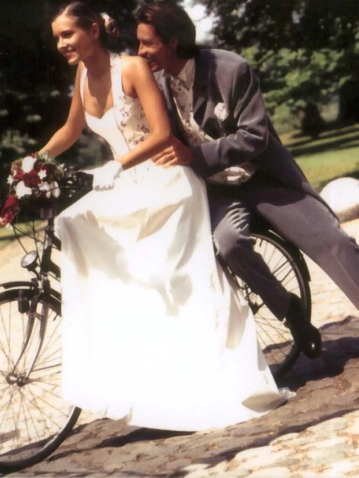 Zum Themendienst-Bericht "Geld/Lifestyle/Hochzeit/KORR/" von Thomas Kärst vom 31. Januar: Es muss nicht unbedingt die weiße Kutsche oder die Nobel-Karosse sein - mit entsprechender Planung kann ein Hochzeitsfest auch günstiger gestaltet werden. (Honorarfreie Veröffentlichung nur für dpa/gms-Themendienst-Bezieher mit dem Quellenhinweis "AVR/Hochzeitstage 2002/dpa/gms") Foto: AVR/Hochzeitstage 2002