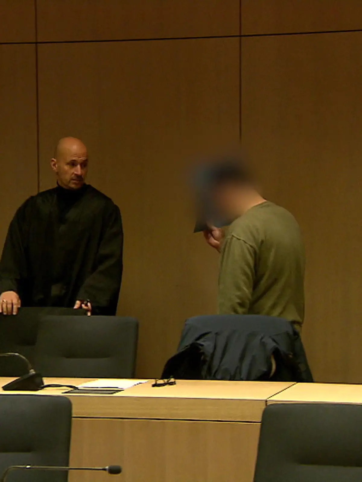 Bild zu: "Familienvater steht vor Landgericht"