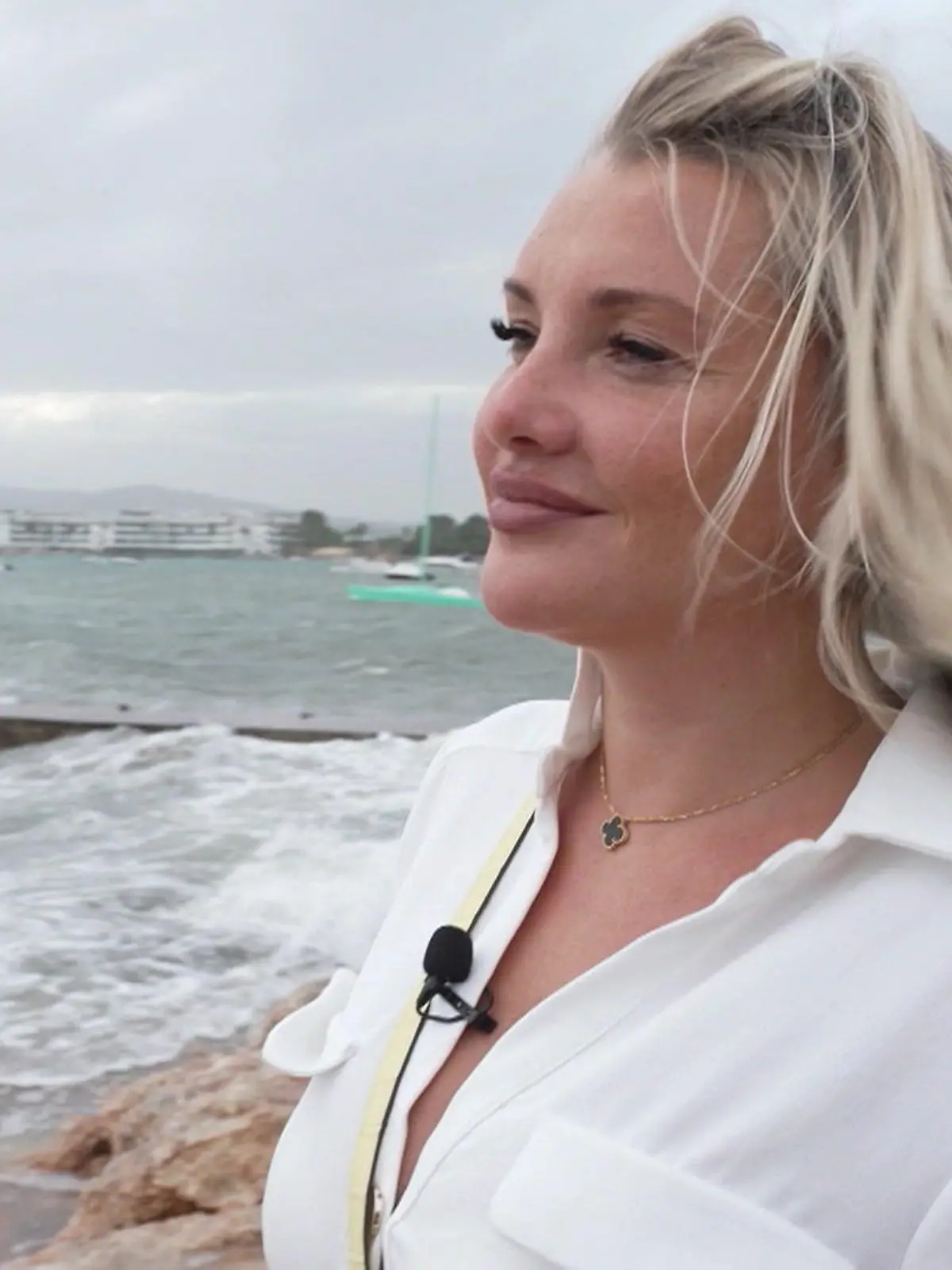 Auf Ibiza hat sich Evelyn Burdecki in den vergangenen Wochen eine Auszeit genommen – wohl auch um einmal richtig in sich zu gehen. Im exklusiven RTL-Interview auf der Insel zeigt sich die Blondine von ihrer nachdenklichen Seite. Ganz offen spricht sie über ihren Kinderwunsch und ihre Zukunftsplanung. Dass für die 35-Jährige sogar künstliche Befruchtung infrage kommt und wie es für sie nach der Zeit auf Ibiza weitergeht, offenbart sie im Video.