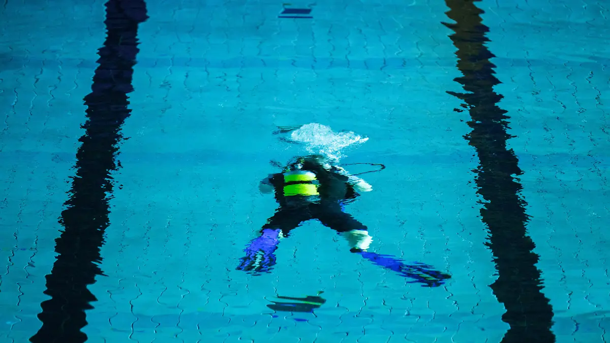 17.11.2018, Bremen: Ein Taucher ist während des Kino-Events im Schwimmbecken unterwegs. Foto: Mohssen Assanimoghaddam/dpa