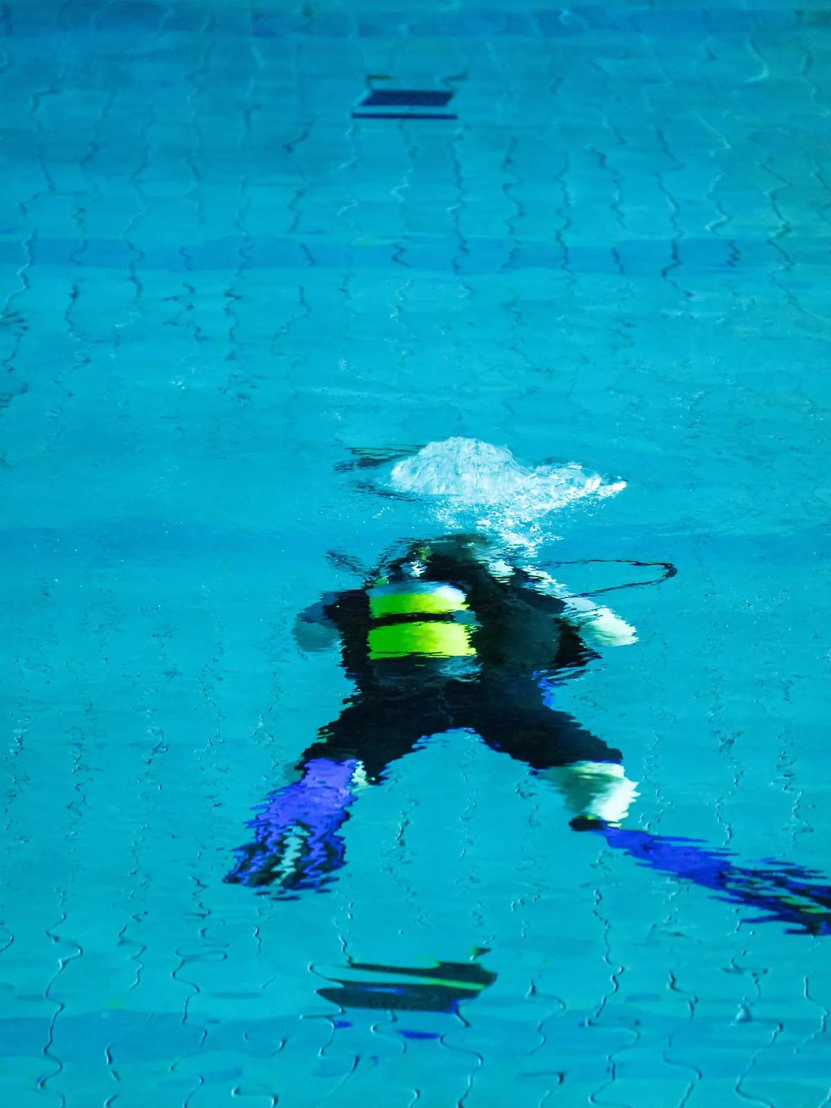17.11.2018, Bremen: Ein Taucher ist während des Kino-Events im Schwimmbecken unterwegs. Foto: Mohssen Assanimoghaddam/dpa