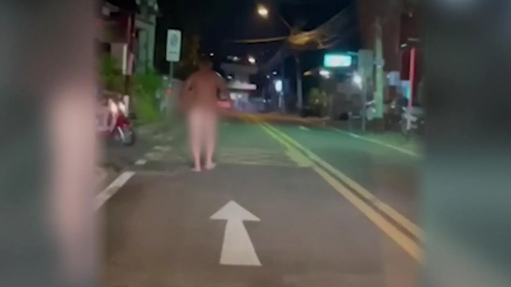 Nackter Suff-Rambo schlägt um sich