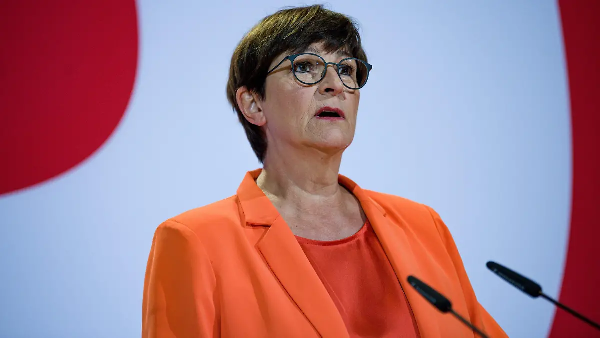 09.10.2022, Berlin: Saskia Esken, SPD-Vorsitzende, äußert sich nach den ersten Hochrechnungen der Landtagswahl in Niedersachen. Foto: Fabian Sommer/dpa +++ dpa-Bildfunk +++