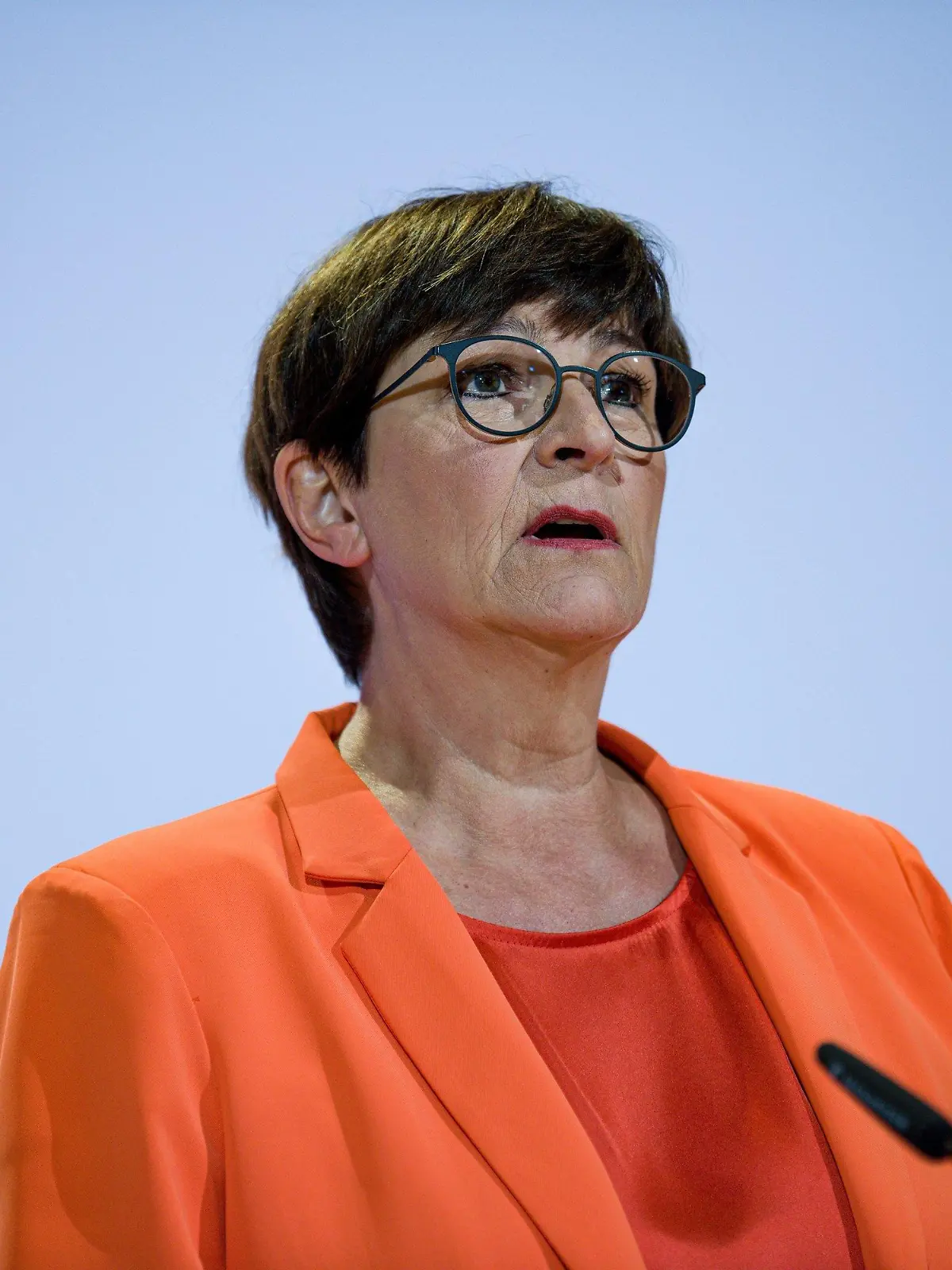 09.10.2022, Berlin: Saskia Esken, SPD-Vorsitzende, äußert sich nach den ersten Hochrechnungen der Landtagswahl in Niedersachen. Foto: Fabian Sommer/dpa +++ dpa-Bildfunk +++