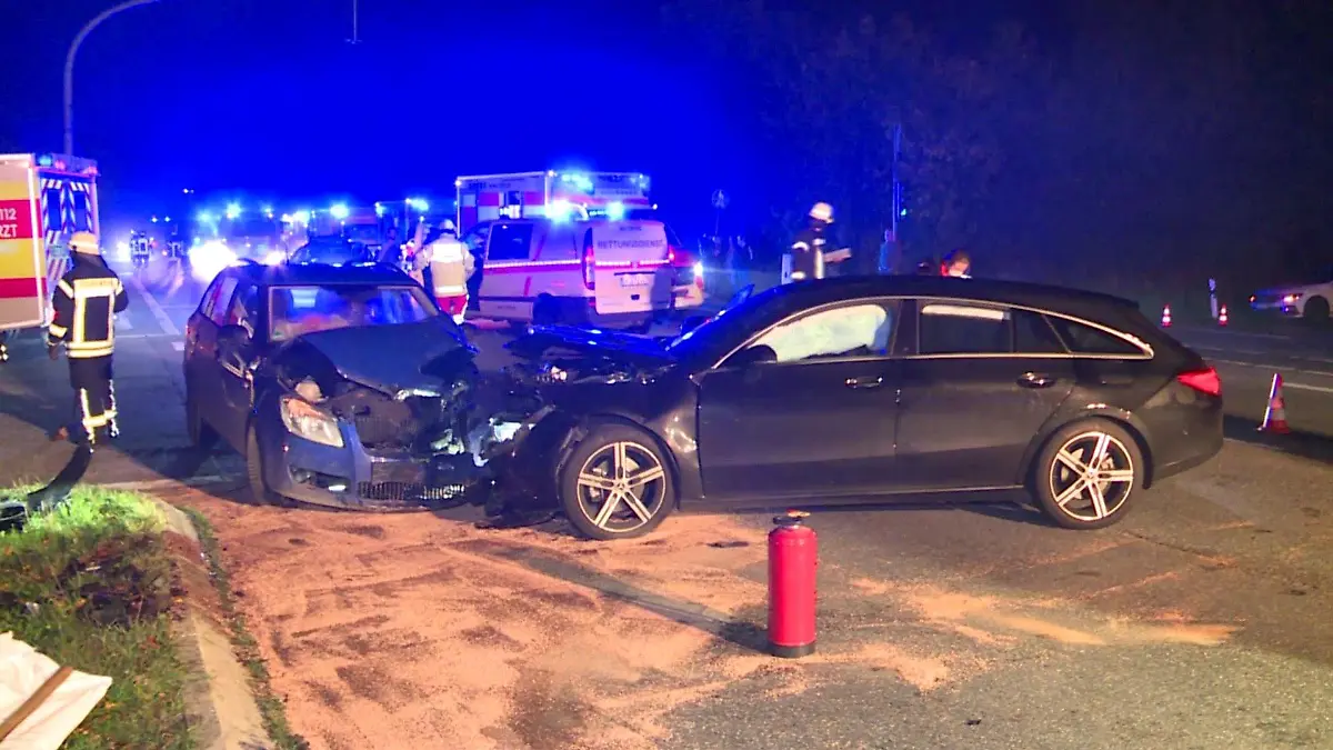 Beide Fahrzeuge sind zerstört, die Insassen verletzt. Unfall Kreis Segeberg A7-Anschlussstelle Kaltenkirchen