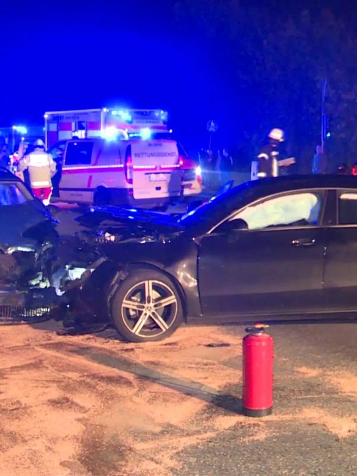 Beide Fahrzeuge sind zerstört, die Insassen verletzt. Unfall Kreis Segeberg A7-Anschlussstelle Kaltenkirchen