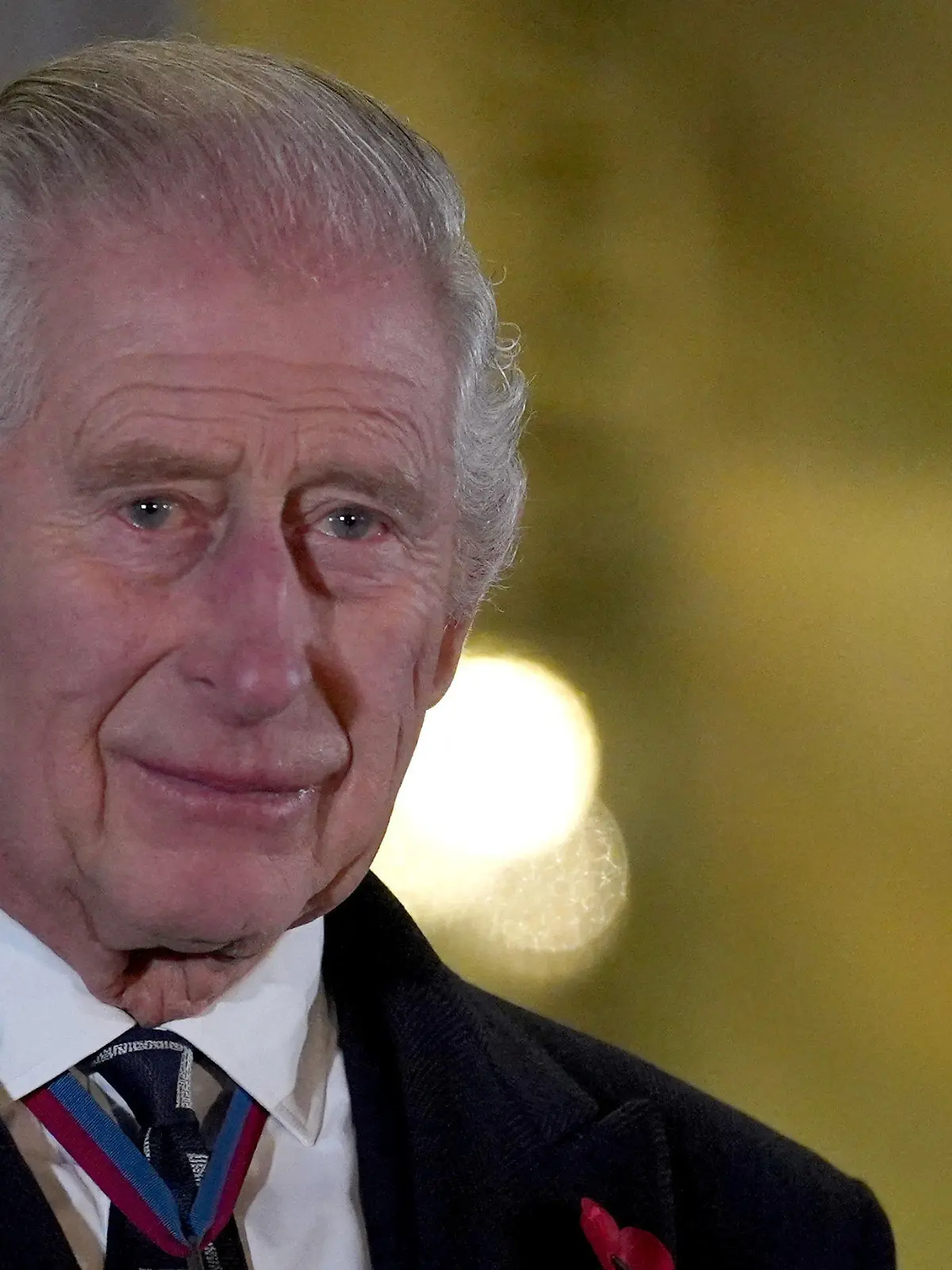11.11.2023, Großbritannien, London: König Charles III. enthüllt eine Statue seiner Mutter, Königin Elizabeth II., als er zum Royal British Legion Festival of Remembrance in der Royal Albert Hall eintrifft. Bei einer Gedenkfeier für die britischen Kriegstoten hat König Charles III. lebensgroße Bronzestatuen seiner Eltern Queen Elizabeth II. und Prinz Philip hier enthüllt. Die Denkmale sollen den Einsatz und die Hingabe des Paares für das berühmte Konzertgebäude würdigen. Foto: Maja Smieskowska/PA Wire/dpa +++ dpa-Bildfunk +++