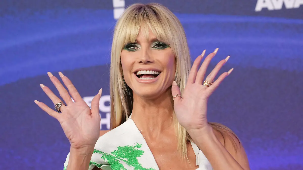 Entertainment Bilder des Tages CA: 2022 People s Choice Awards - Arrivals Heidi Klum arrives at the 2022 People s Choice Awards held at the Barker Hangar in Santa Monica, CA on Tuesday, December 6, 2022. Los Angeles CA USA PUBLICATIONxINxDZAxARGxAUTxBHRxBRAxCANxCHLxCHNxCOLxECUxEGYxGRCxINDxIRNxIRQxISRxJORxKWTxLBNxLBYxMLTxMEXxMARxOMNxPERxQATxSAUxSUIxSYRxTUNxTURxUAExUKxVENxYEMxONLY Copyright: xSipaxUSAx Editorial use only