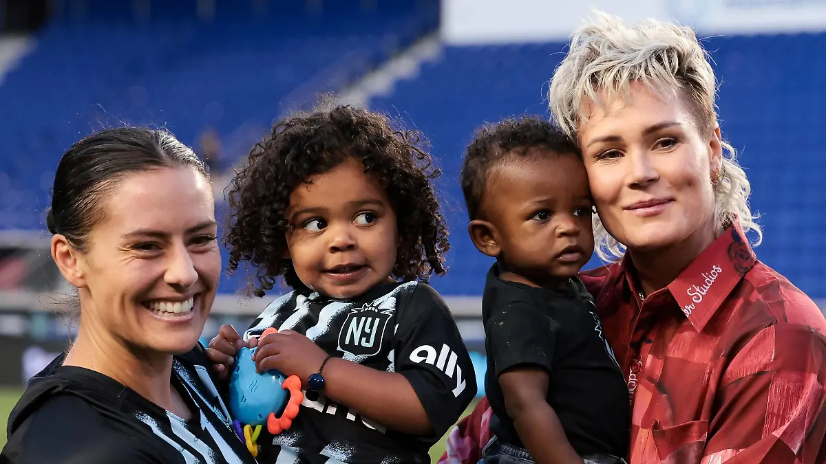 NWSL: Orlando Pride at NJ/NY Gotham FC May 14, 2023 Harrison, New Jersey, USA New Jersey/New York Gotham FC defender Ali Krieger left and former New Jersey/New York Gotham FC Ashlyn Harris right posed for a picture with their children after the match against the Orlando Pride at Red Bull Arena. Harrison Red Bull Arena New Jersey USA, EDITORIAL USE ONLY PUBLICATIONxINxGERxSUIxAUTxONLY Copyright: xVincentxCarchiettax 20230514_mcl__0105