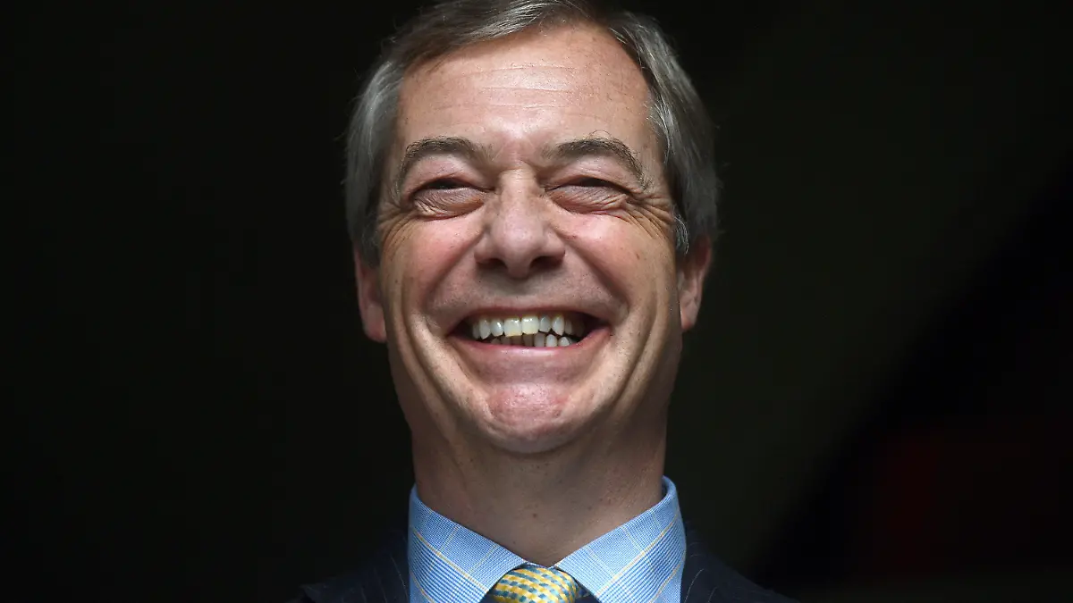ARCHIV - 30.01.2020, Großbritannien, London: Der frühere Chef der Ukip-Partei, Nigel Farage, lächelt während der Enthüllung seines Porträts "Mr. Brexit" im Restaurant L'Escargot. Farage erwägt eigenen Angaben zufolge eine Teilnahme am britischen Dschungelcamp. Das sagte der 59-Jährige dem Sender GB News, bei dem er selbst eine Sendung moderiert. (zu dpa "Brexit-Vorkämpfer Farage denkt über Teilnahme an Dschungelcamp nach") Foto: Kirsty O'connor/PA Wire/dpa +++ dpa-Bildfunk +++