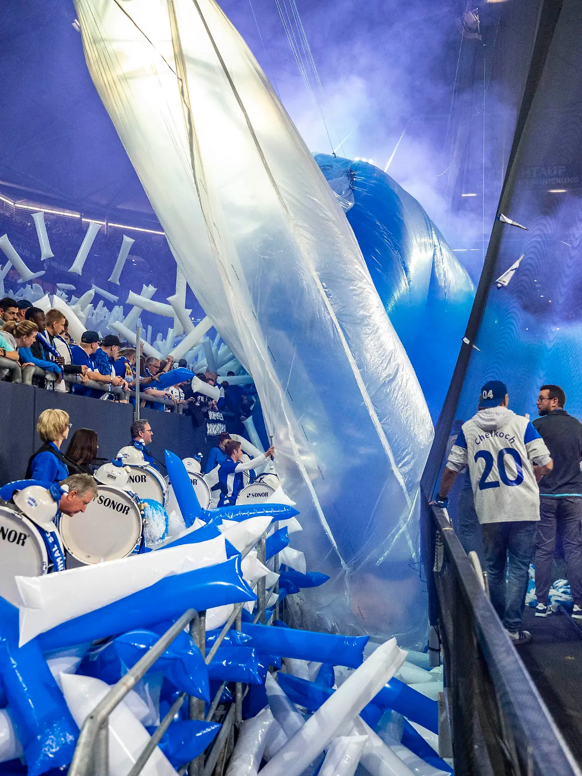 Fußball: Bundesliga, FC Schalke 04 - SC Freiburg, 12. Spieltag, Veltins Arena: Im Stadiongraben liegen nach dem Anpfiff die Reste der Choreographie. Der blaue Rauch der Pyrotechnik zieht auf das Spielfeld.