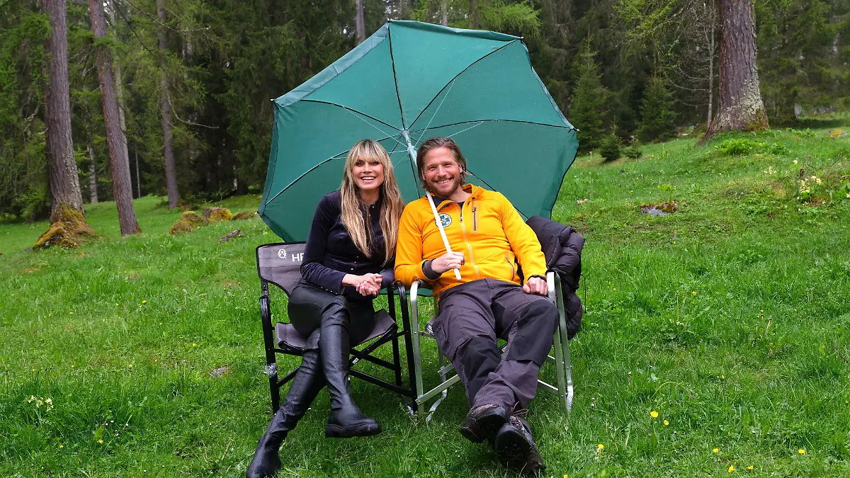 HANDOUT - 19.05.2023, Österreich, ---: Model Heidi Klum und der Schauspieler  Sebastian Ströbel sitzen beim Drehstart für die Fernsehserie «Die Bergretter» am Set (undatierte Aufnahme). Klum sei in einer Episode zu sehen, teilte das ZDF in Mainz mit. Foto: Nicole Giesa/ZDF/dpa - ACHTUNG: Honorarfrei - Nur zur redaktionellen Verwendung im Zusammenhang mit einer Berichterstattung über die Serie und nur mit vollständiger Nennung des vorstehenden Credits +++ dpa-Bildfunk +++