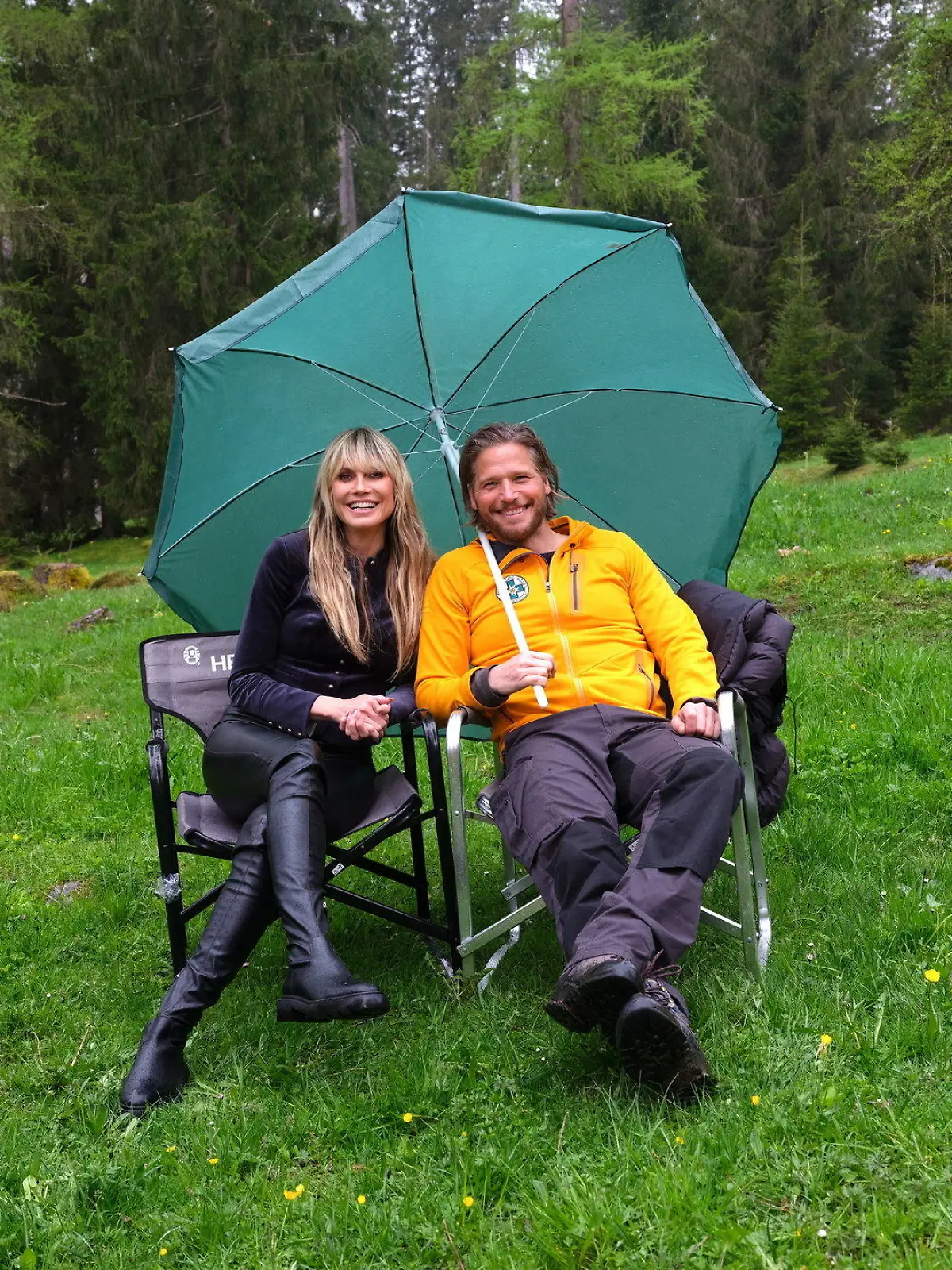 HANDOUT - 19.05.2023, Österreich, ---: Model Heidi Klum und der Schauspieler  Sebastian Ströbel sitzen beim Drehstart für die Fernsehserie «Die Bergretter» am Set (undatierte Aufnahme). Klum sei in einer Episode zu sehen, teilte das ZDF in Mainz mit. Foto: Nicole Giesa/ZDF/dpa - ACHTUNG: Honorarfrei - Nur zur redaktionellen Verwendung im Zusammenhang mit einer Berichterstattung über die Serie und nur mit vollständiger Nennung des vorstehenden Credits +++ dpa-Bildfunk +++