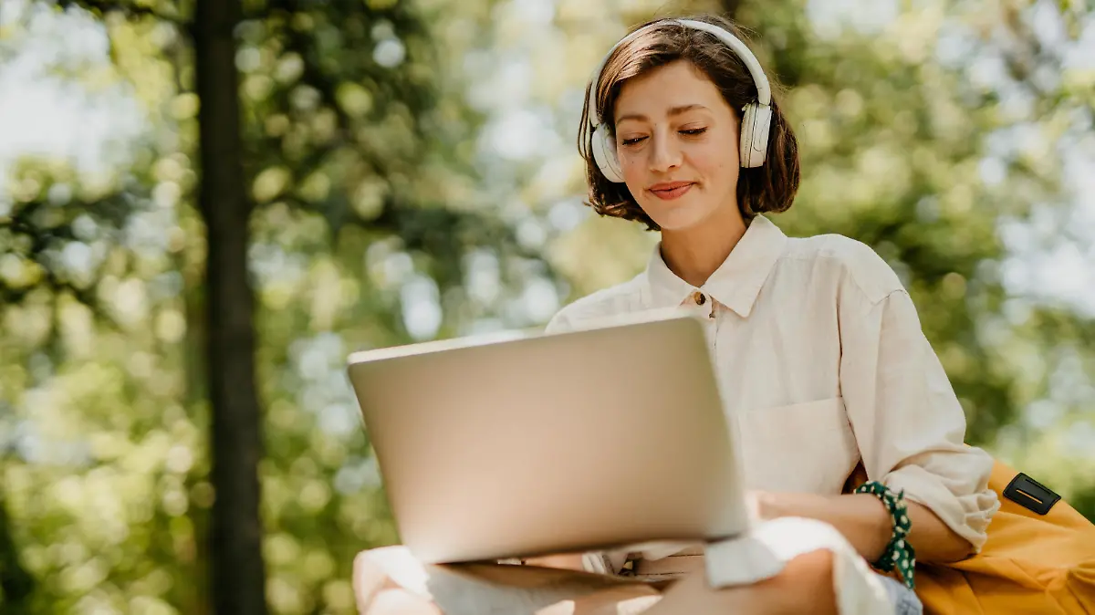 Frau hört mit AirPods-Max-Alternative Musik.