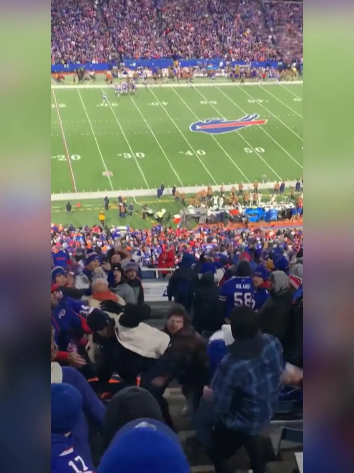 Beim Spiel der Buffalo Bills gegen die Denver Broncos artete der Wurf eines Bierbechers in eine Massenschlägerei aus! Am Ende wurde ein Zuschauer sogar die Stadion-Treppe runtergeschmissen. Angefeuert wurden die Schläger von den Umstehenden. Die Polizei kündigte an, die Prügelszenen zu analysieren und die Täter zu suchen!