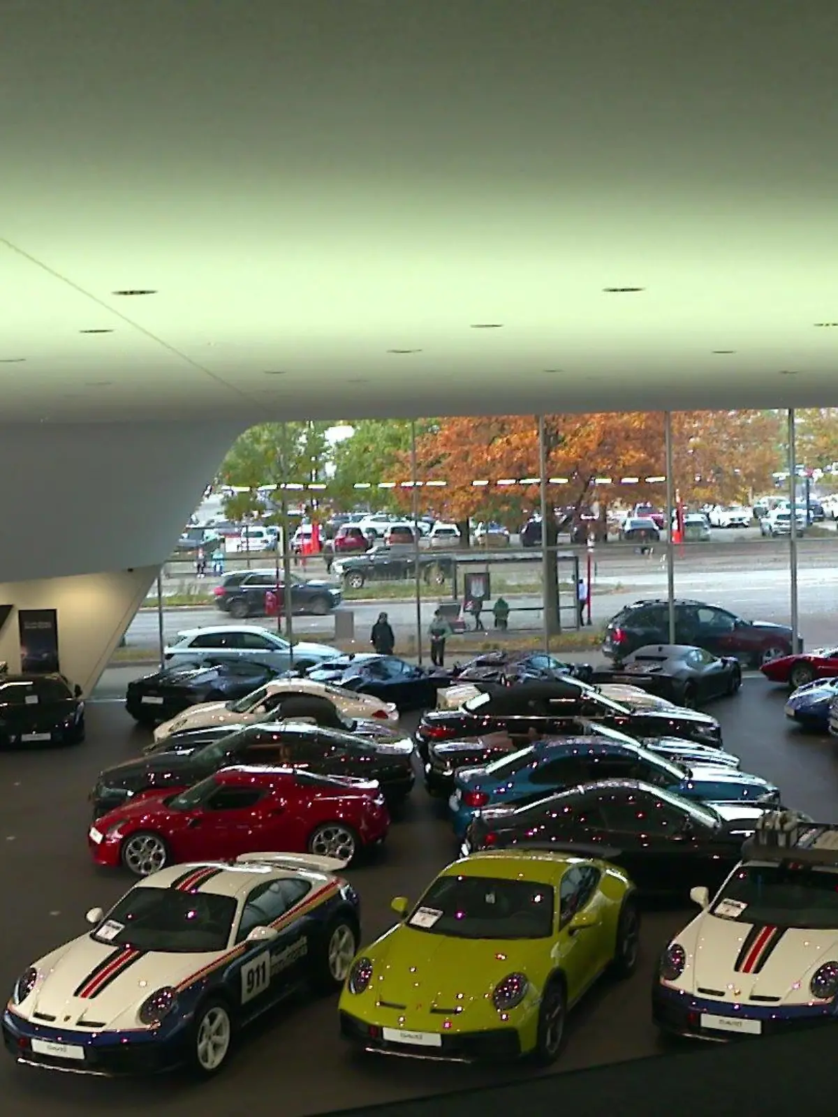 In Hamburg steht Norddeutschlands größtes Autohaus für Luxus-Autos.