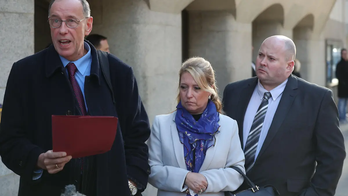 ARCHIV - 07.02.2018, Großbritannien, London: Denis Fergus, die Mutter des ermordeten Kindes James Bulger, und ihr Ehemann Stuart (r) lassen nach der Gerichtsverhandlung aus dem Gerichtsgebäude Old Bailey eine Stellungnahme verlesen. Auch drei Jahrzehnte nach dem gewaltsamen Tod des zweijährigen James Bulger lässt der Fall den Menschen in Großbritannien keine Ruhe. Die damals erst zehn Jahre alten Täter gelten in der Öffentlichkeit noch immer als das personifizierte Böse. (zu dpa "30 Jahre nach Mord an James Bulger: Wenn Kinder Kinder töten") Foto: Jonathan Brady/PA Wire/dpa +++ dpa-Bildfunk +++