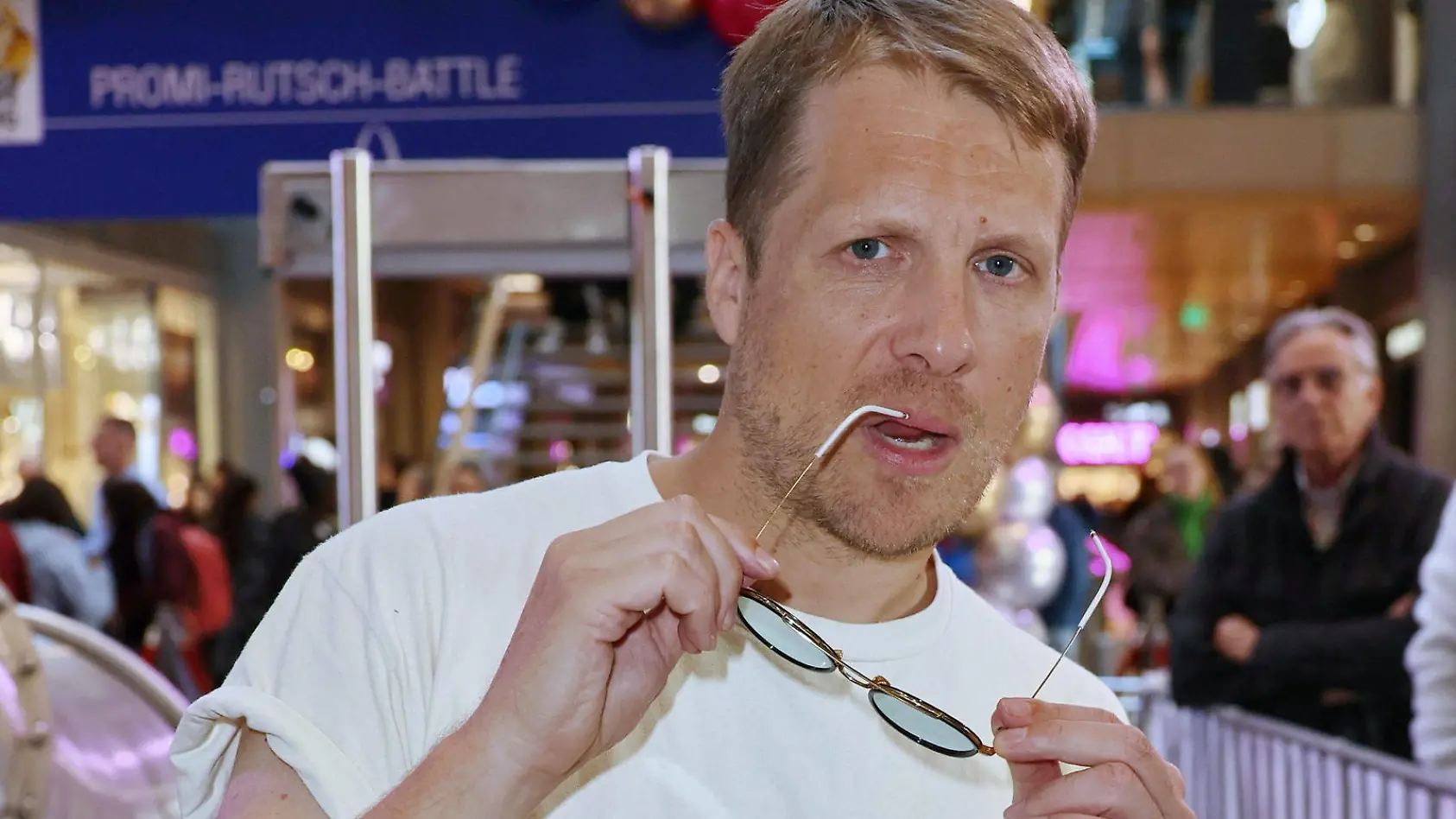 Olli macht sich über Glücksguru lustig