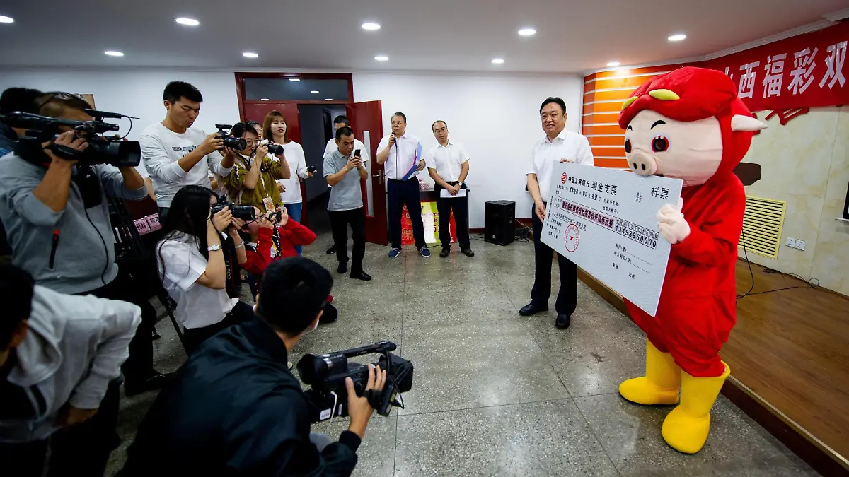 ©/MAXPPP - TAIYUAN, CHINA - SEPTEMBER 11: The winner of the nearly 135 million (about 21.2 million US dollars) lottery jackpot dressed as cartoon character 'GG Bond' claims prize on September 11, 2019 in Taiyuan, Shanxi Province of China. (Photo by Wei Liang/China News Service/VCG)