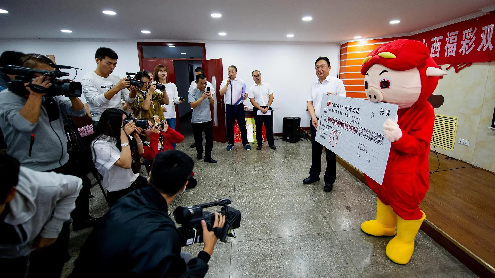 ©/MAXPPP - TAIYUAN, CHINA - SEPTEMBER 11: The winner of the nearly 135 million (about 21.2 million US dollars) lottery jackpot dressed as cartoon character 'GG Bond' claims prize on September 11, 2019 in Taiyuan, Shanxi Province of China. (Photo by Wei Liang/China News Service/VCG)