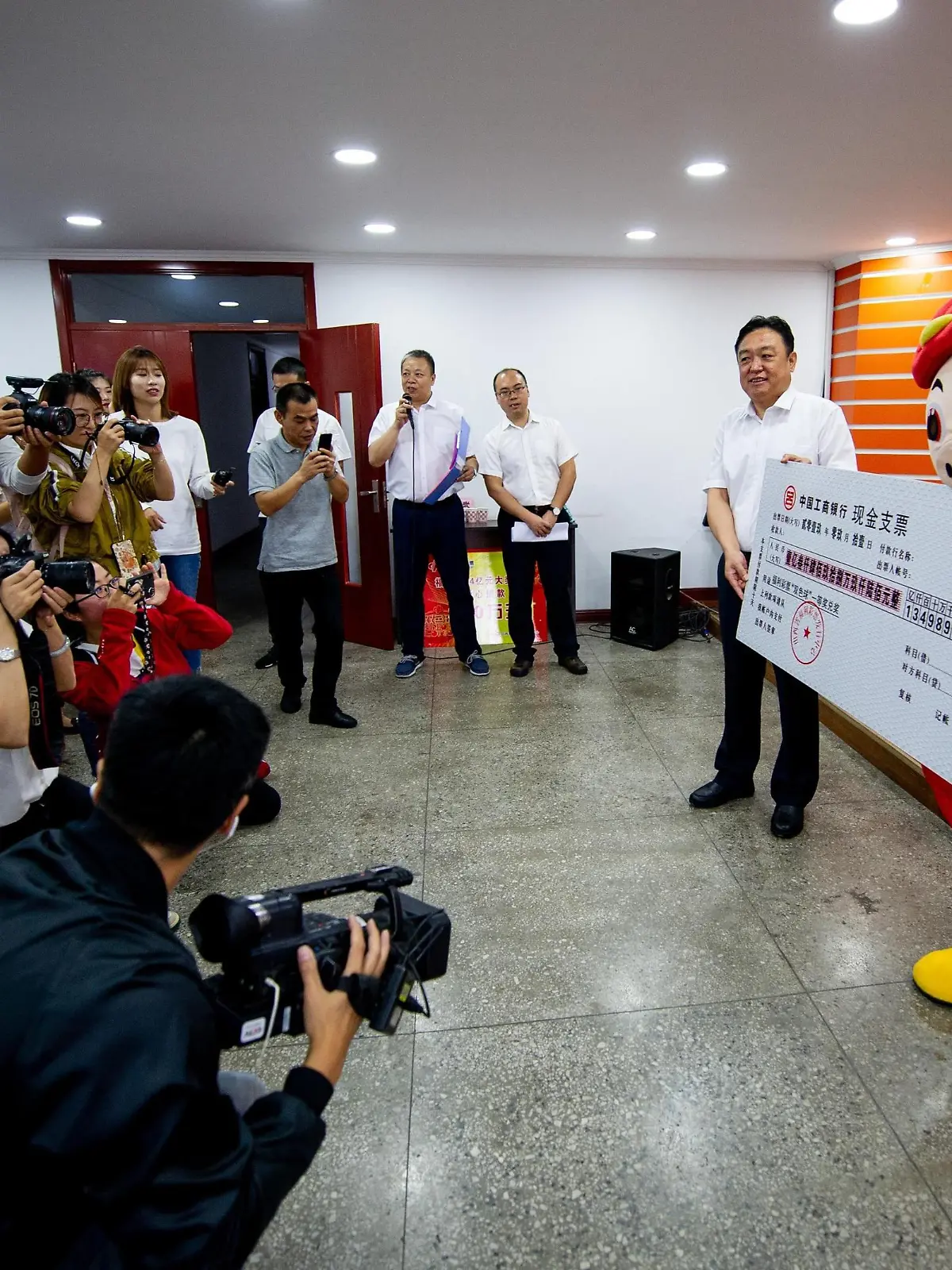 ©/MAXPPP - TAIYUAN, CHINA - SEPTEMBER 11: The winner of the nearly 135 million (about 21.2 million US dollars) lottery jackpot dressed as cartoon character 'GG Bond' claims prize on September 11, 2019 in Taiyuan, Shanxi Province of China. (Photo by Wei Liang/China News Service/VCG)
