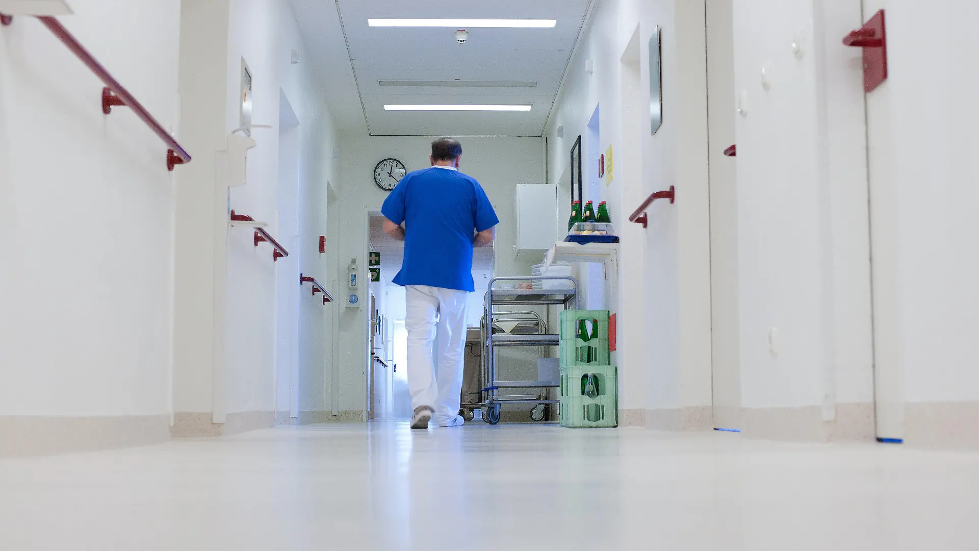 ARCHIV - Ein Krankenpfleger geht am 22.11.2012 über einen Flur im Krankenhaus von Salzhausen (Niedersachsen). Viele Krankenhäuser stehen vor der Pleite, nicht nur in Niedersachsen. Vor allem kleinere Kliniken könnten zum Auslaufmodell werden. Auf dem Land drohen dann lange Wege. Foto: Philipp Schulze/dpa (zu lni-Korr: «Krankenhäuser in der Krise - Auf dem Land ist es besonders schwer» vom 12.12.2012) +++(c) dpa - Bildfunk+++