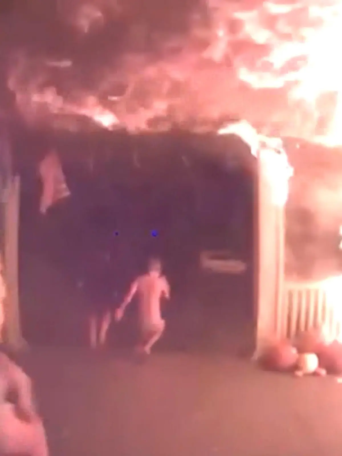 Eigentlich wollte Brent Bird woanders langfahren. Doch dadurch rettet er vier Personen das Leben, als er an einem brennenden Haus vorbei fährt.