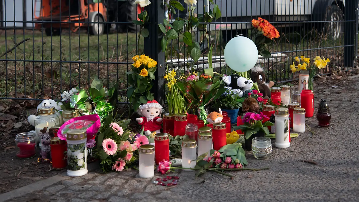 Blumen, Kerzen und Kuscheltiere haben Unbekannte am Bürgerpark Pankow abgelegt. In dem Park hatte eine Passantin zwischen Strächern die vermisste fünfjährige Anissa schwer verletzt gefunden. Trotz Reanimation verstarb das Kind. Zwei Tage nach dem gewaltsamen Tod des Kindes bleibt das Motiv für die Tat unklar. Verdächtigt wird ein 19 Jahre alter Babysitter, der laut Ermittlern ein Freund der Familie ist.