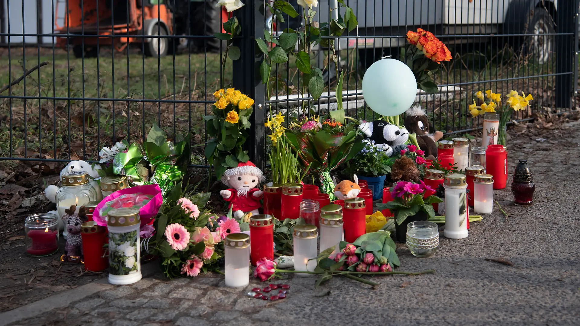 Blumen, Kerzen und Kuscheltiere haben Unbekannte am Bürgerpark Pankow abgelegt. In dem Park hatte eine Passantin zwischen Strächern die vermisste fünfjährige Anissa schwer verletzt gefunden. Trotz Reanimation verstarb das Kind. Zwei Tage nach dem gewaltsamen Tod des Kindes bleibt das Motiv für die Tat unklar. Verdächtigt wird ein 19 Jahre alter Babysitter, der laut Ermittlern ein Freund der Familie ist.