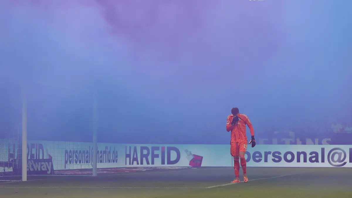 firo : 30.10.2022, Fussball, Fußball, 1.Liga,1.Bundesliga, Saison 2022/2023, FC Schalke 04 - SC Freiburg 0:2 keine Sicht zu Spielbeginn, Torwart Alexander SCHWOLOW im blauen Schalker Nebel durch Choreo der Fans