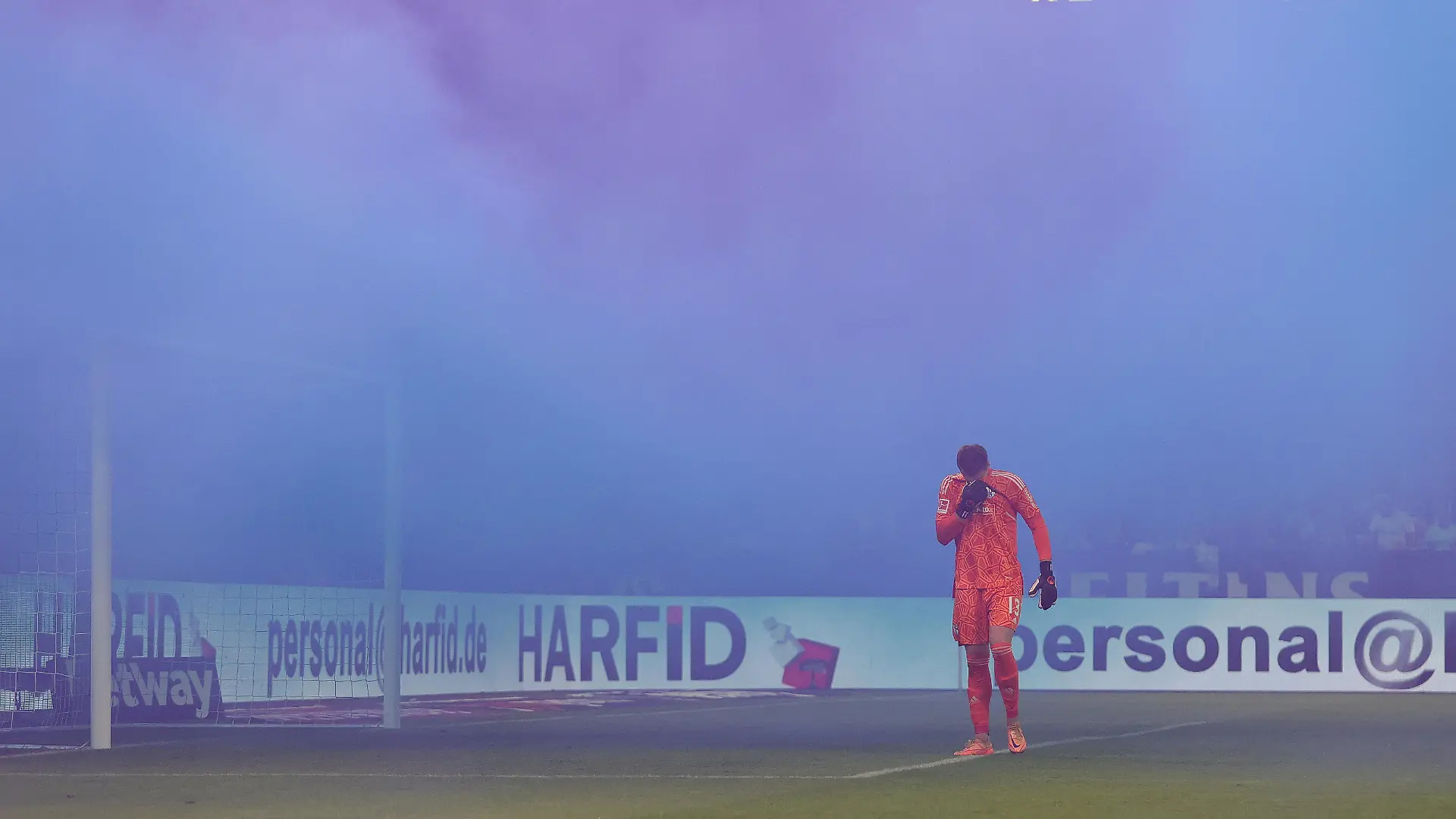 firo : 30.10.2022, Fussball, Fußball, 1.Liga,1.Bundesliga, Saison 2022/2023, FC Schalke 04 - SC Freiburg 0:2 keine Sicht zu Spielbeginn, Torwart Alexander SCHWOLOW im blauen Schalker Nebel durch Choreo der Fans