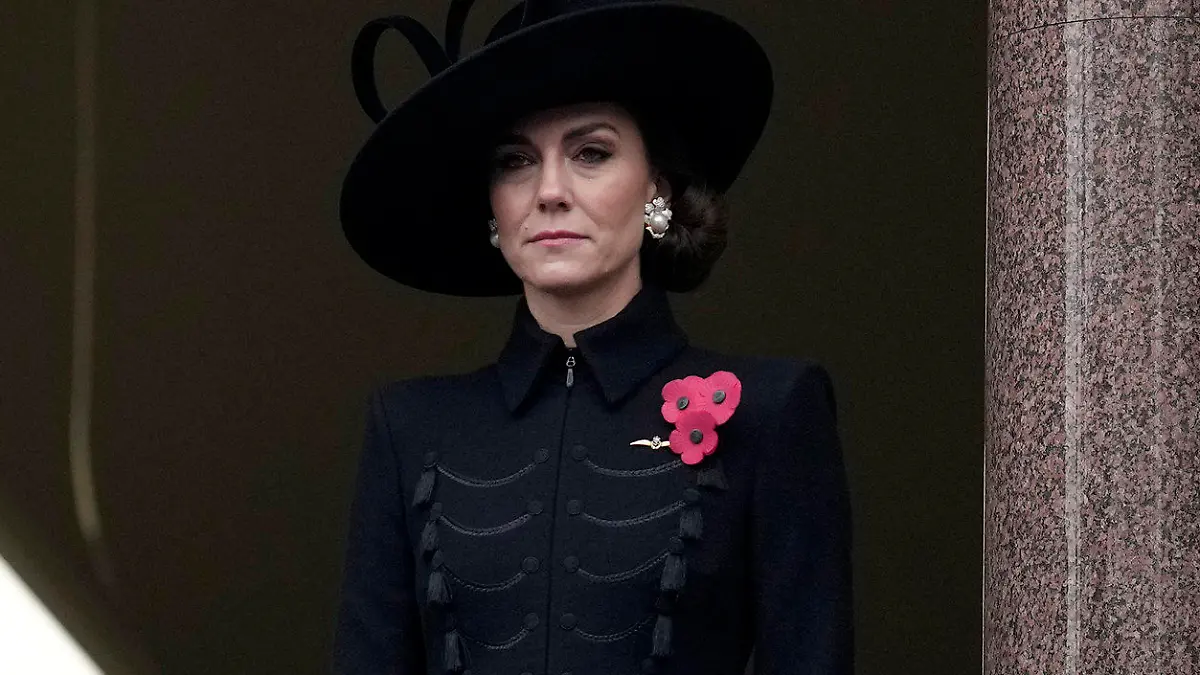 12.11.2023, Großbritannien, London: Königin Camilla und Kate, Prinzessin von Wales, nehmen an der Gedenkfeier zum Volkstrauertag am Kenotaph in Whitehall in London teil. Die Royal Family und britische Spitzenpolitiker haben am Sonntag in London an die Kriegstoten erinnert. Das Gedenken fällt jährlich auf den zweiten Sonntag im November, der dem 11. November am nächsten ist, dem «Armistice Day» zur Erinnerung an den Waffenstillstand im Ersten Weltkrieg 1918. Foto: Kin Cheung/AP POOL/dpa +++ dpa-Bildfunk +++
