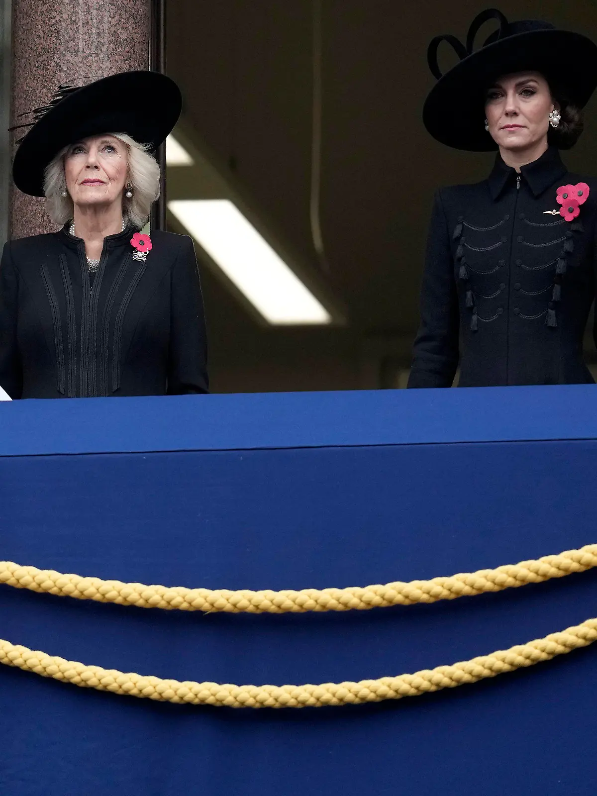 12.11.2023, Großbritannien, London: Königin Camilla und Kate, Prinzessin von Wales, nehmen an der Gedenkfeier zum Volkstrauertag am Kenotaph in Whitehall in London teil. Die Royal Family und britische Spitzenpolitiker haben am Sonntag in London an die Kriegstoten erinnert. Das Gedenken fällt jährlich auf den zweiten Sonntag im November, der dem 11. November am nächsten ist, dem «Armistice Day» zur Erinnerung an den Waffenstillstand im Ersten Weltkrieg 1918. Foto: Kin Cheung/AP POOL/dpa +++ dpa-Bildfunk +++