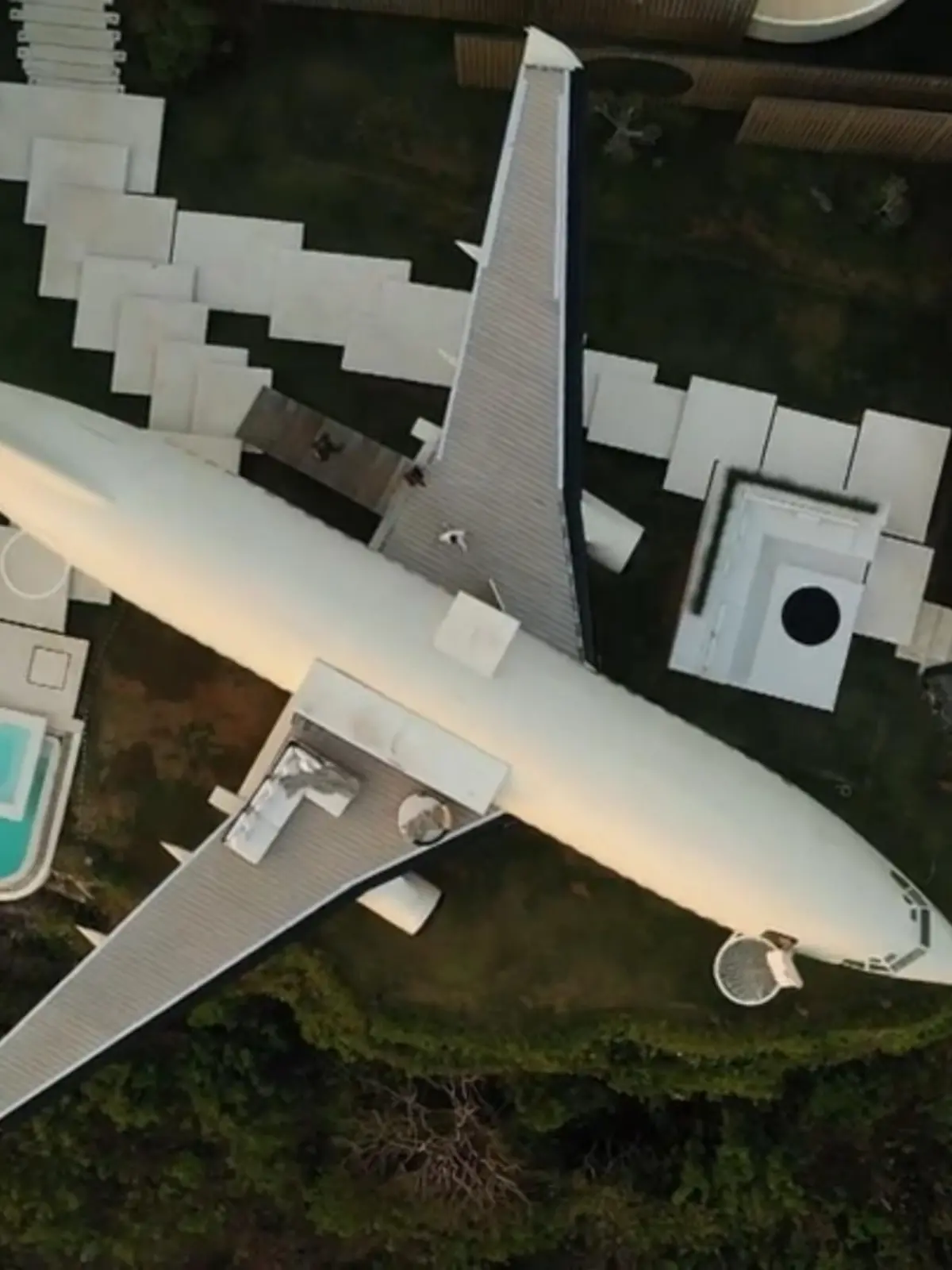 Es ist das verrückteste Hotel der Welt: eine luxuriös ausgebaute Boeing! Selfmade Millionär Felix Demin ist der Chef und eröffnet jetzt das wohl verrückteste Hotels Indonesiens. Was eine Nacht in dieser extravaganten Unterkunft kostet, sehen Sie hier.