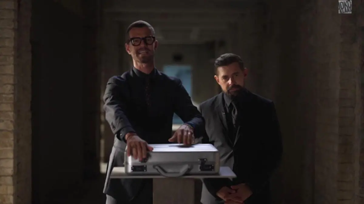 SCREENSHOT - 08.11.2023, --, ---: HANDOUT - Das Moderatoren-Duo Joko Winterscheidt (l) und Klaas Heufer-Umlauf von «Joko & Klaas Live" vor einem Metallkoffer. Die Entertainer Joko Winterscheidt und Klaas Heufer-Umlauf haben irgendwo in Deutschland einen Koffer mit einer Million Euro versteckt. Bei ihrer neuen Aktion «Joko & Klaas Live: Die Schatzsuche» verstreuen die beiden Publikumslieblinge erstmals die hart erkämpfte Sendezeit auf mehrere Abende. (Bestmögliche Qualität) Foto: ProSieben/dpa - ACHTUNG: Nur zur redaktionellen Verwendung im Zusammenhang mit einer Berichterstattung über die Sendung und nur mit vollständiger Nennung des vorstehenden Credits +++ dpa-Bildfunk +++