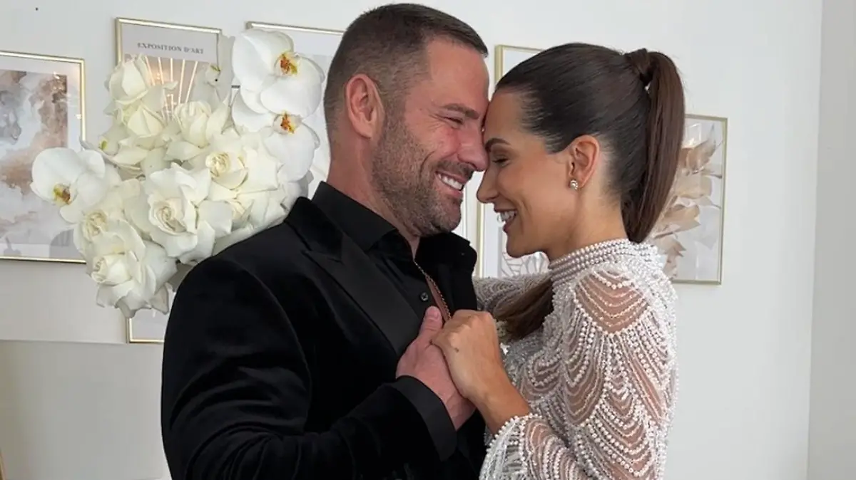 Clea Lacy Juhn und ihr frisch gebackener Ehemann im Hochzeitsoutfit.