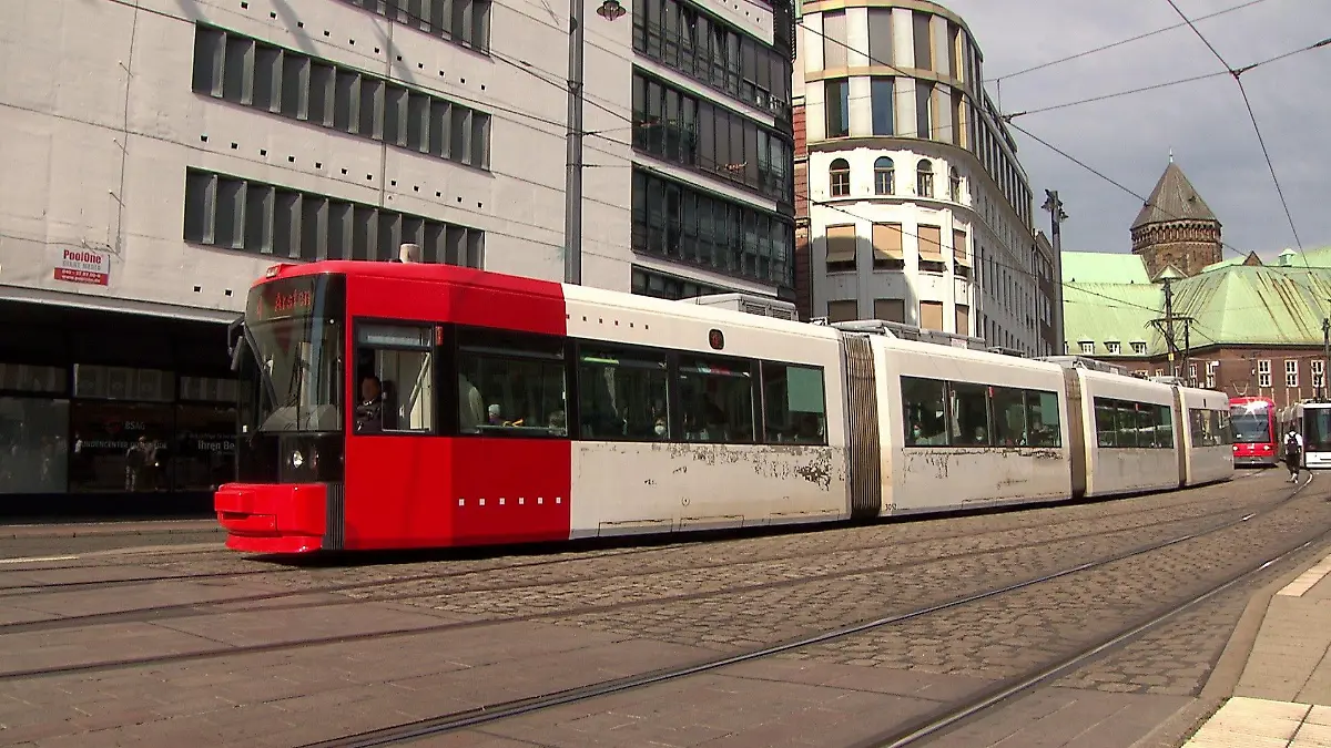 In einer Straßenbahn in Bremen wurde die Trans-Frau angegriffen.