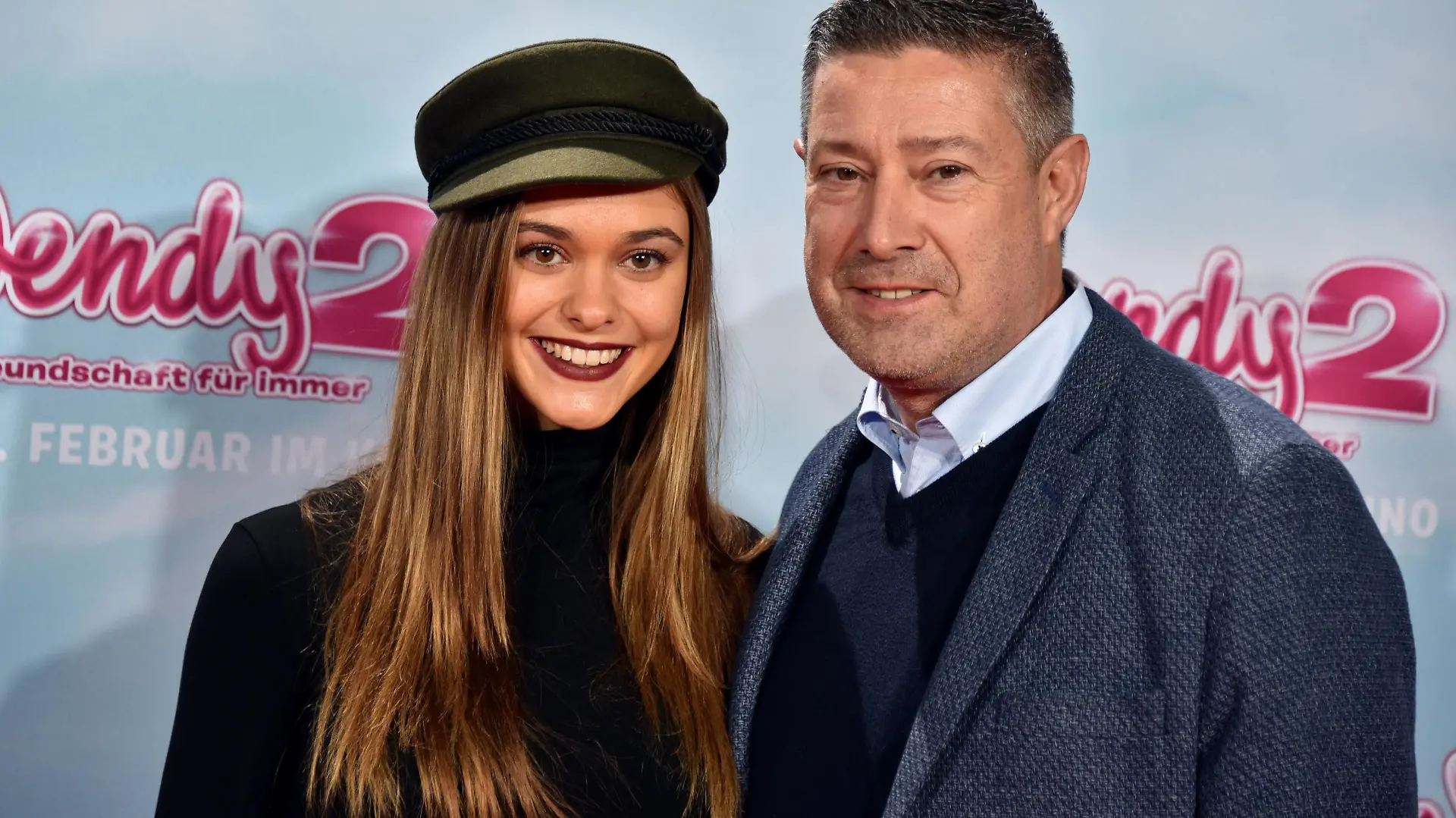 Der Moderator Joachim Llambi und seine Tochter Katharina posiert am 04.02.2018 in Köln auf dem roten Teppich bei der Premiere des Kinofim Wendy 2 Freundschaft für immer *** The moderator Joachim Llambi, and his daughter Katharina posing on 04 02 2018 in Cologne on the red carpet at the premiere of the cinema Wendy 2 friendship forever