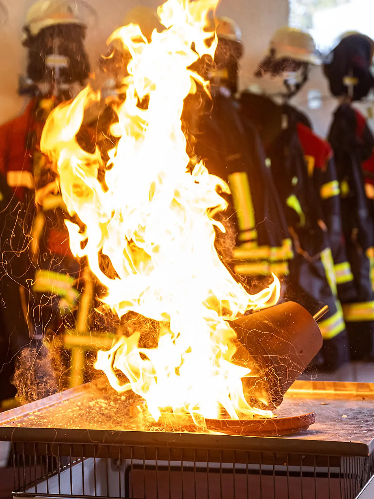Ein Teelichtofen steht am 19.10.2022 bei der Freiwilligen Feuerwehr in Husby (Schleswig-Holstein) bei einem Versuch zur Sicherheit und Gefahr von Teelichtoefen auf einem Tisch. Die Teelichter koennen sich durch den fehlenden Abstand zueinander schnell entzuenden. Dies kann wiederum zu einem gefaehrlichen Wachsbrand fuehren, dessen Folgen eine Verpuffung oder ein Wohnungsbrand sein koennen. Foto: Benjamin Nolte